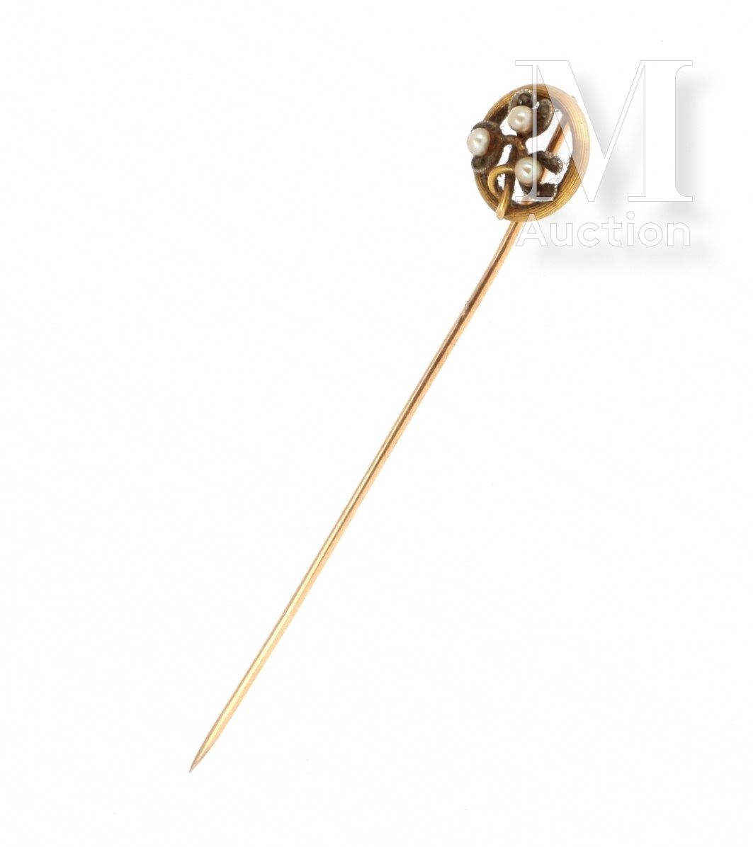 EPINGLE A CRAVATE 18K(750°/°)黄金领带针，镶嵌三颗小珍珠。

毛重：1,4克。

高：6.3厘米