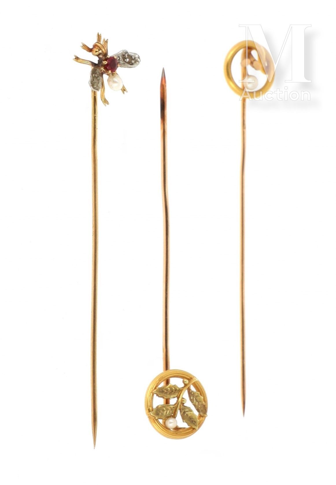 Trois épingles à cravates Three tie pins in 18 K (750 °/°°) yellow gold :

- one&hellip;