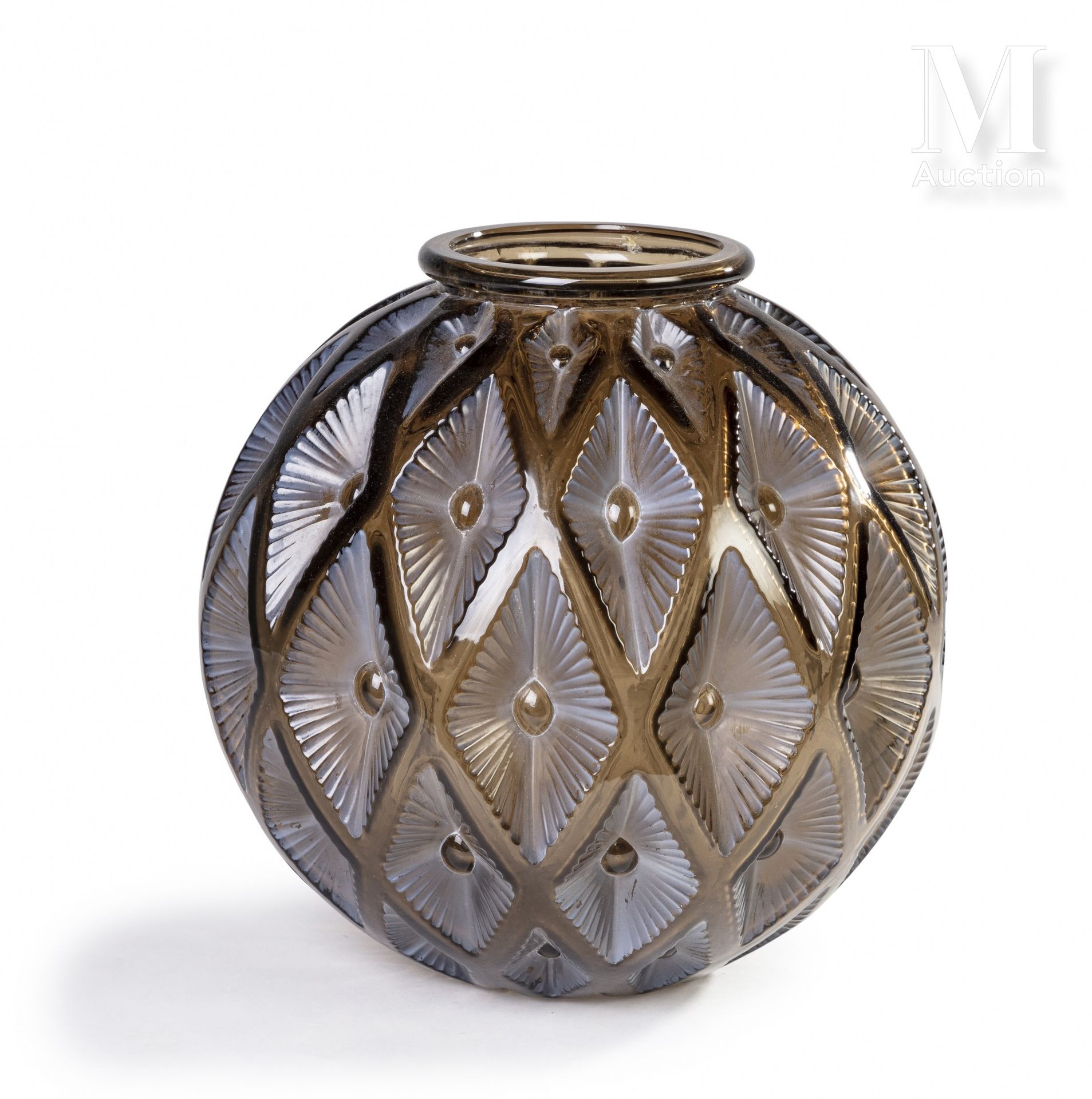 Attribué à René LALIQUE Majestic 

Suspension ou vase de forme boule en verre pr&hellip;