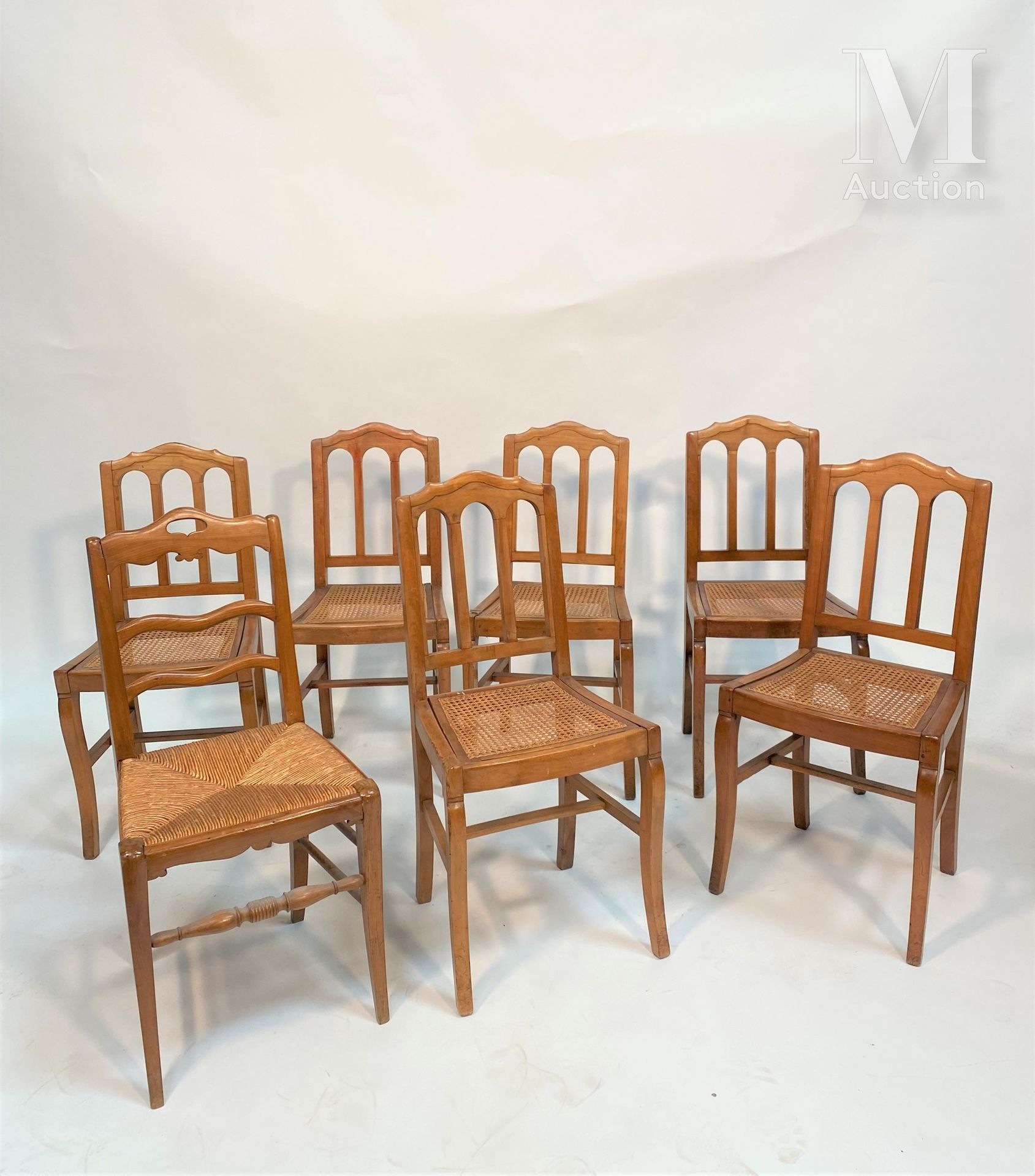 ENSEMBLE DE SIX CHAISES in natural wood with three arches on the back

A chair o&hellip;