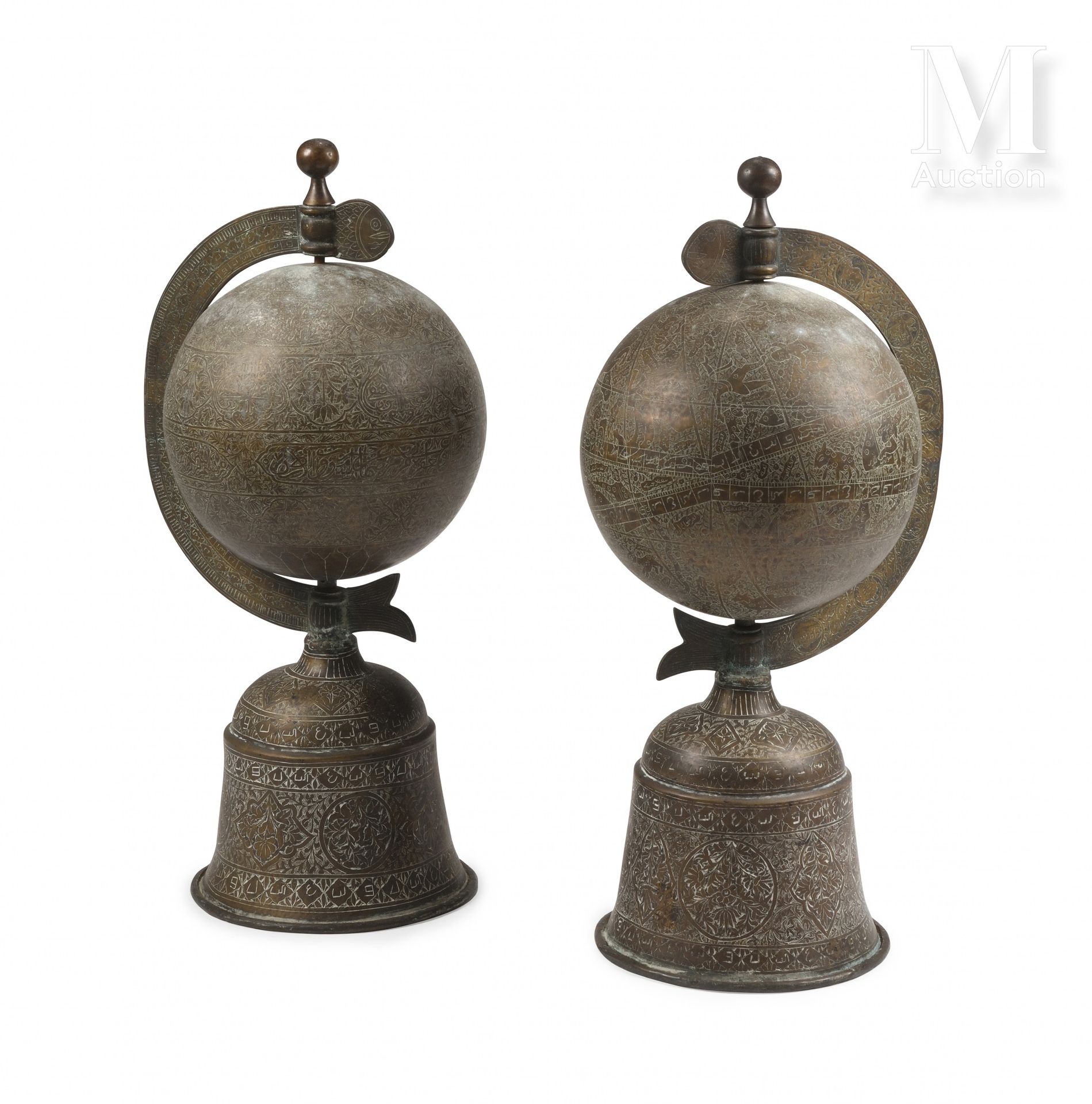 Deux globes céleste et décoratif formant pendants 雕刻的黄铜球体由一个有刻度的半圆臂托着，形状是一条造型优美的&hellip;