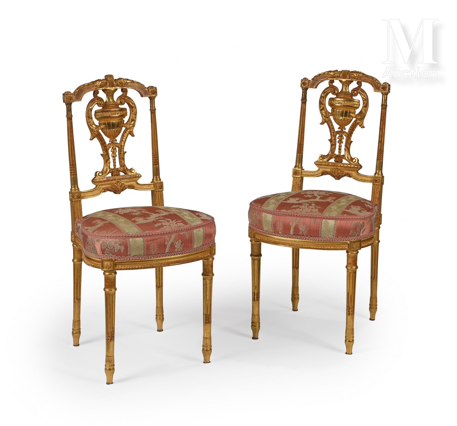 Null Paire de chaises en bois mouluré, sculpté et doré, le dossier droit ajouré &hellip;