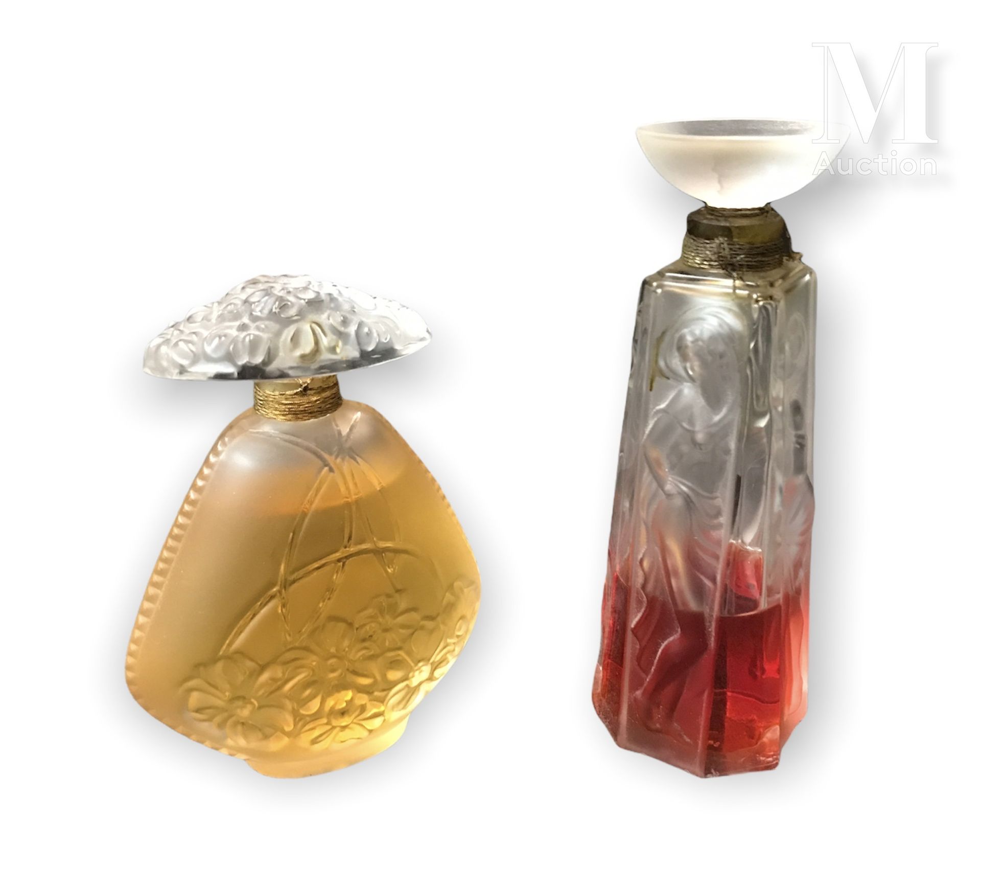 LALIQUE 两个压制的玻璃香水瓶

底座下有Lalique France的签名

高：13厘米

高：10.5厘米