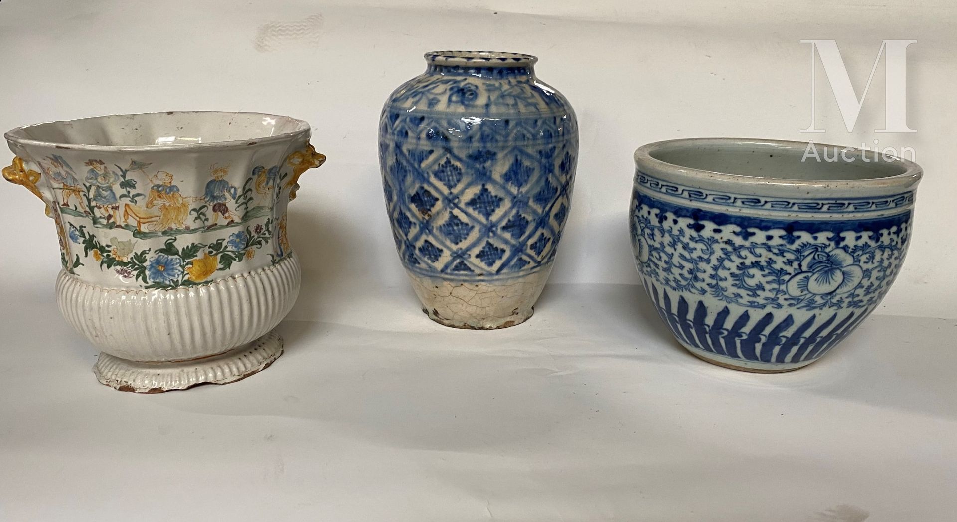 Lot en céramique comprenant : Iran, Vase aus Steingut mit Blumendekor in einem S&hellip;