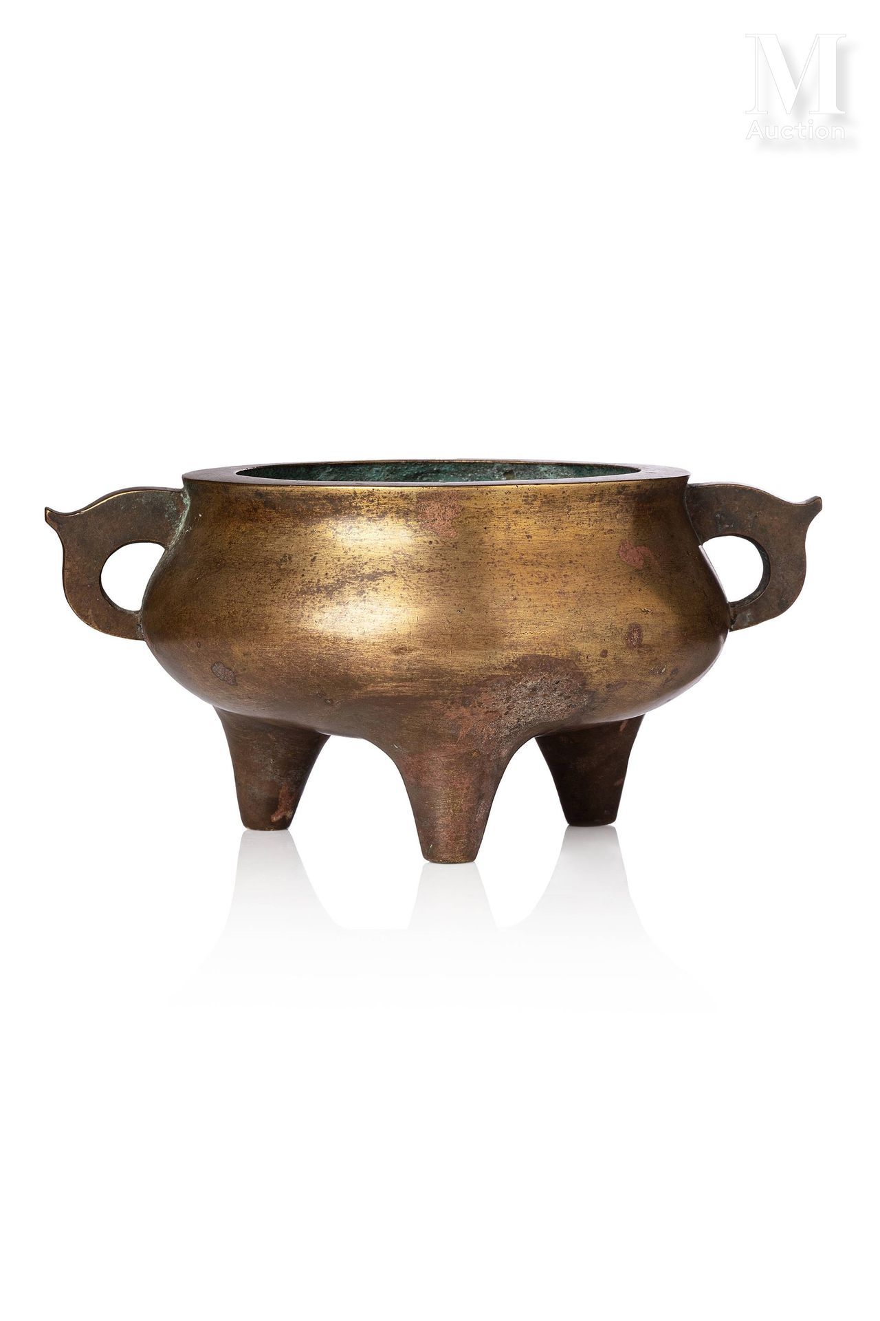CHINE, XVIIe siècle 
Dreibeiniger Duftbrenner aus Bronze in runder Form, die Sei&hellip;