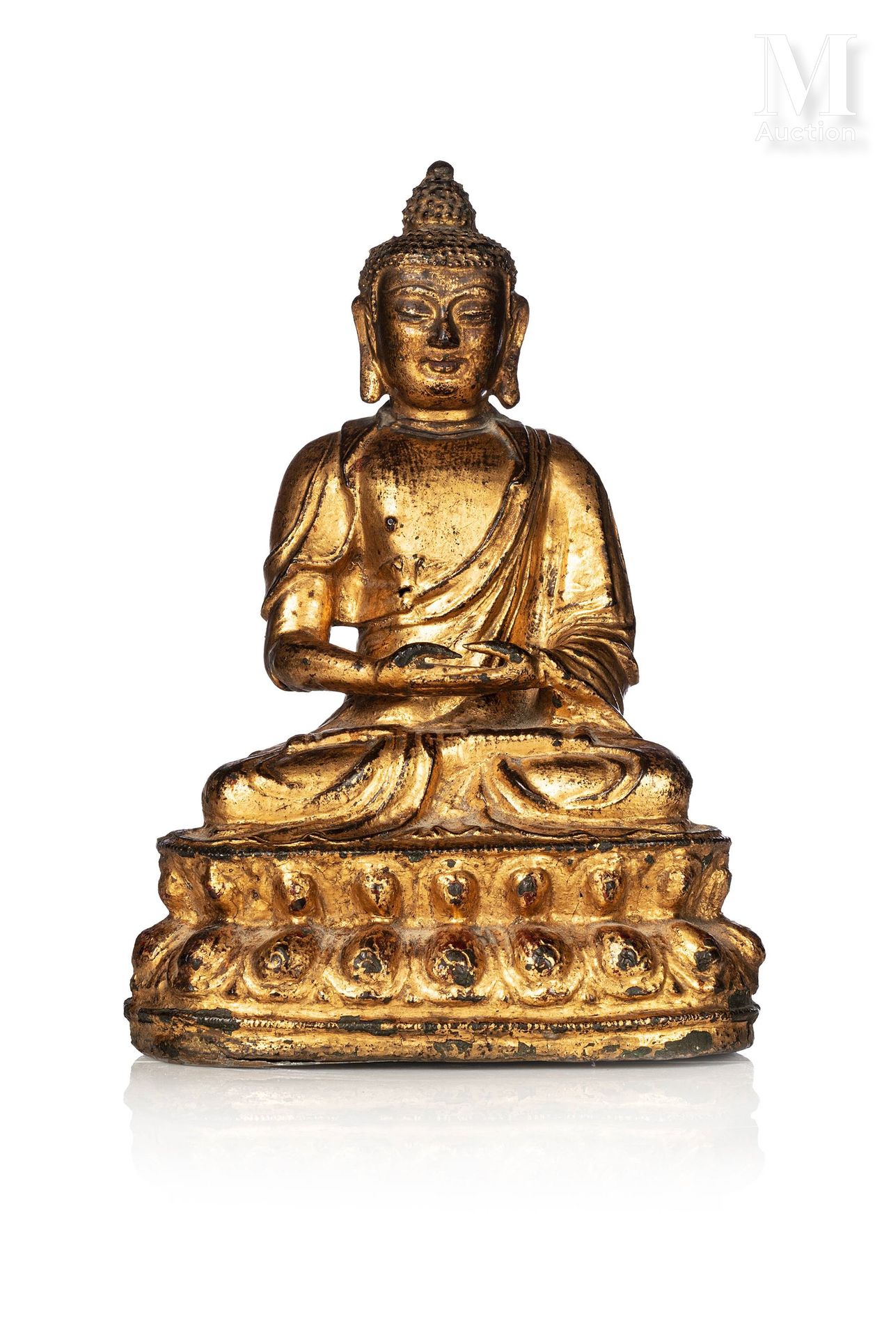 *CHINE, XVIe siècle 
Un Buddha in bronzo laccato e dorato raffigurato seduto in &hellip;
