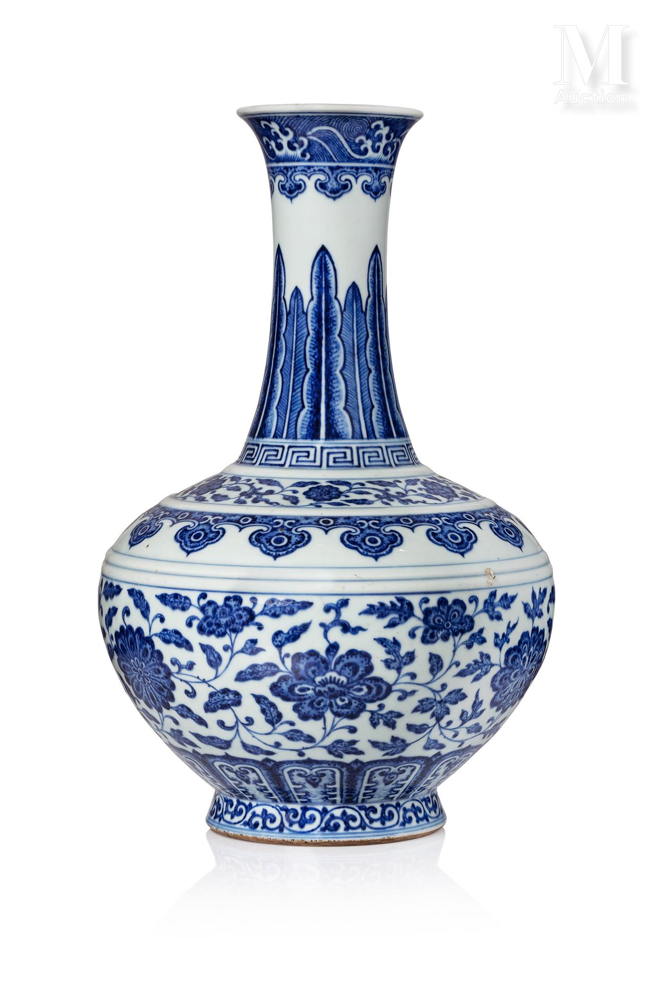 CHINE, XVIIIe SIÈCLE 
Balusterförmige Vase aus Porzellan mit blau-weißem Dekor a&hellip;