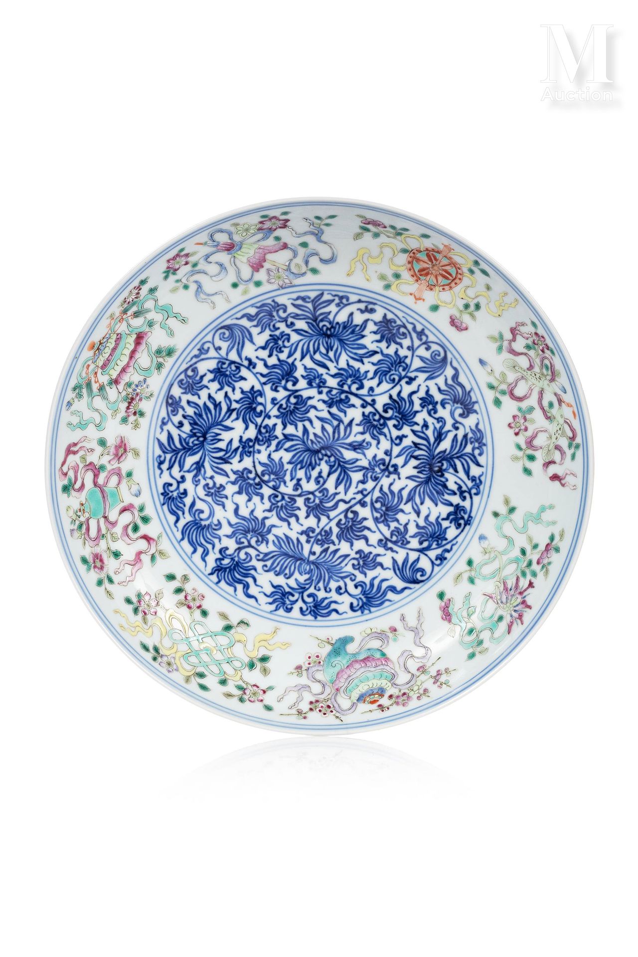 CHINE, Marque et Epoque Yongzheng, XVIIIe siècle 
Assiette en porcelaine à paroi&hellip;