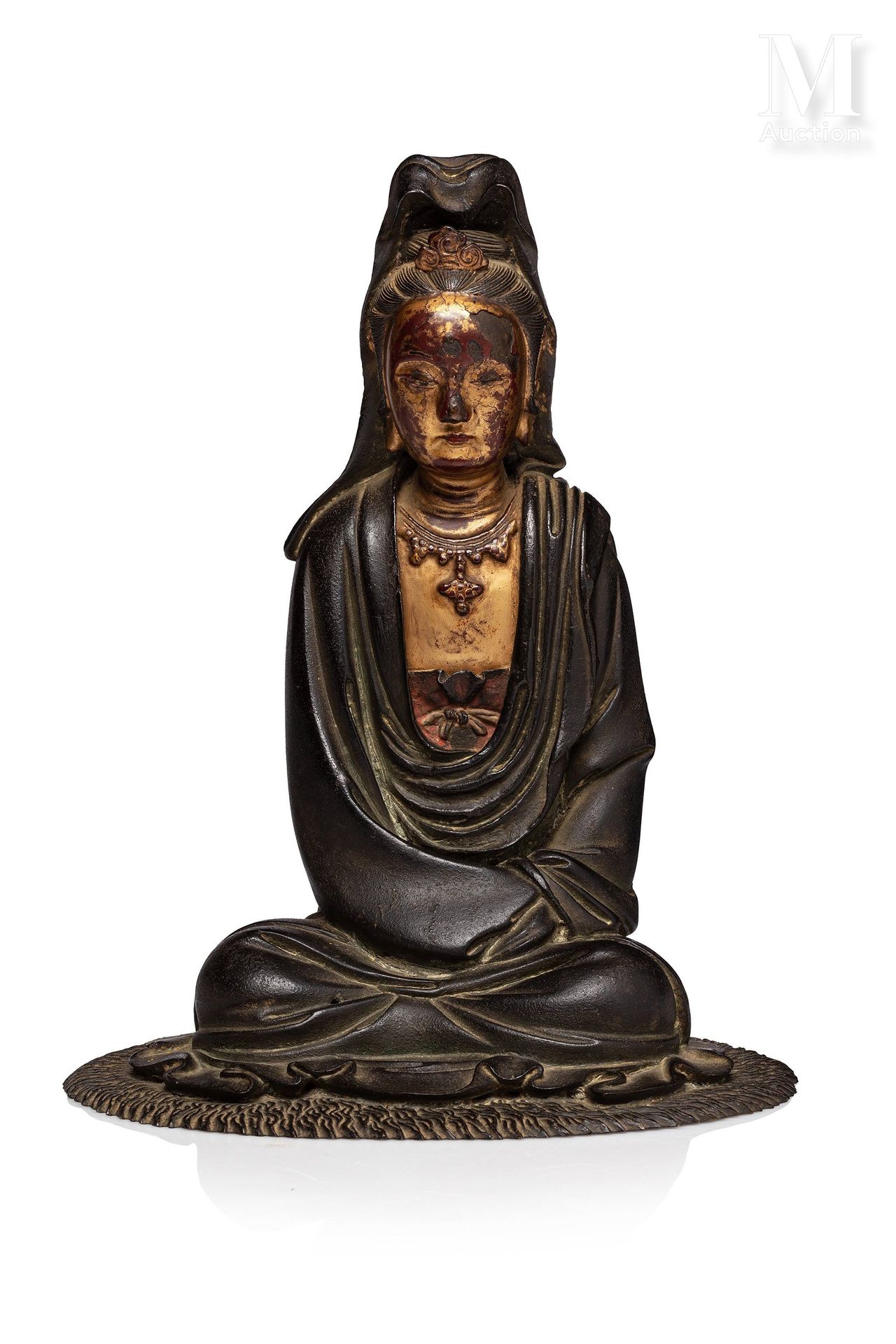 CHINE, dynastie Song/Yuan 
罕见的青铜观音坐于仿皮草的底座上，肉体部分涂有金漆，她身穿长衫，宽大而优雅的褶皱覆盖着她的高发髻。 


&hellip;