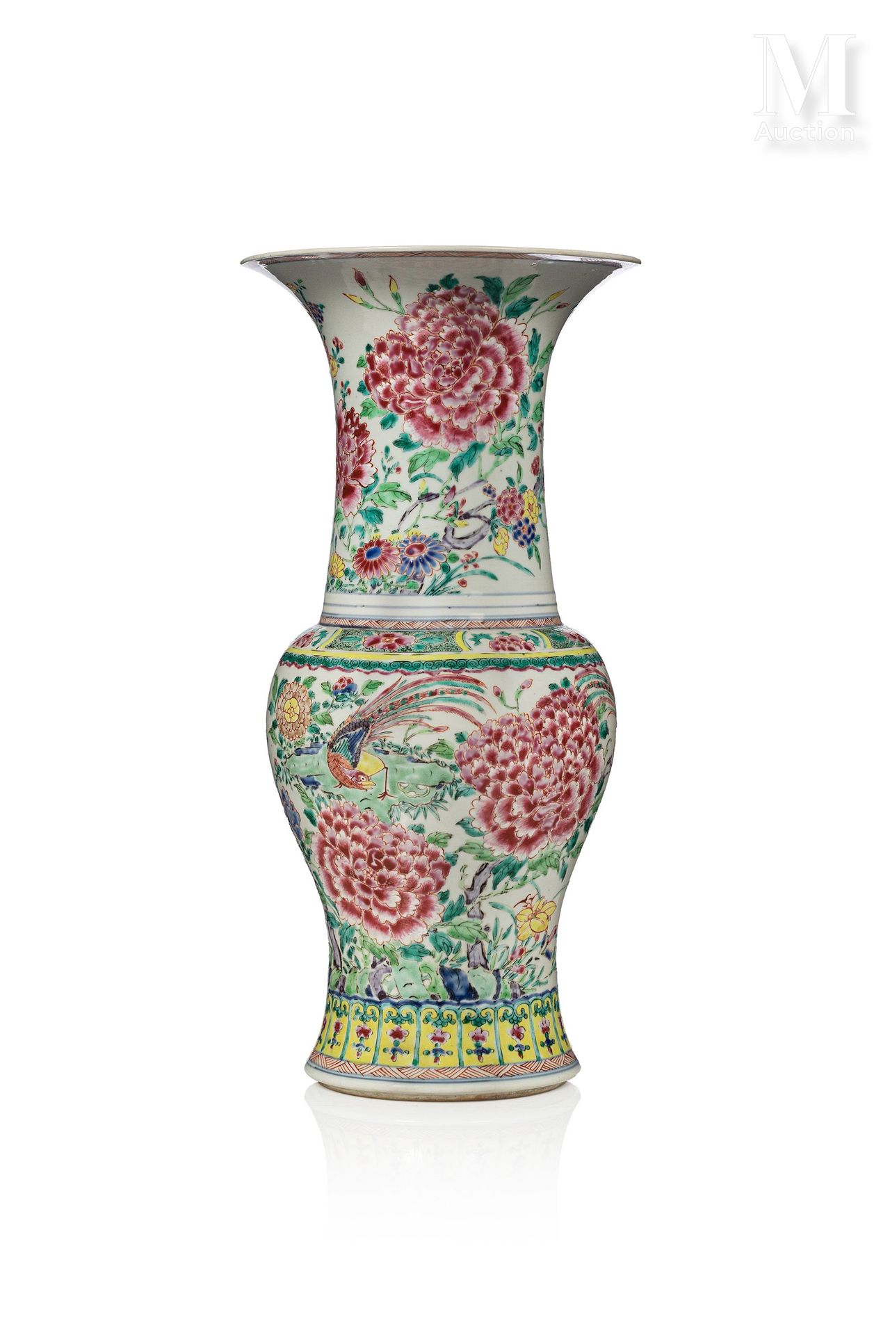 CHINE, XVIIIe SIÈCLE 
Vase en porcelaine de forme Yenyen, la base cintrée, l'épa&hellip;