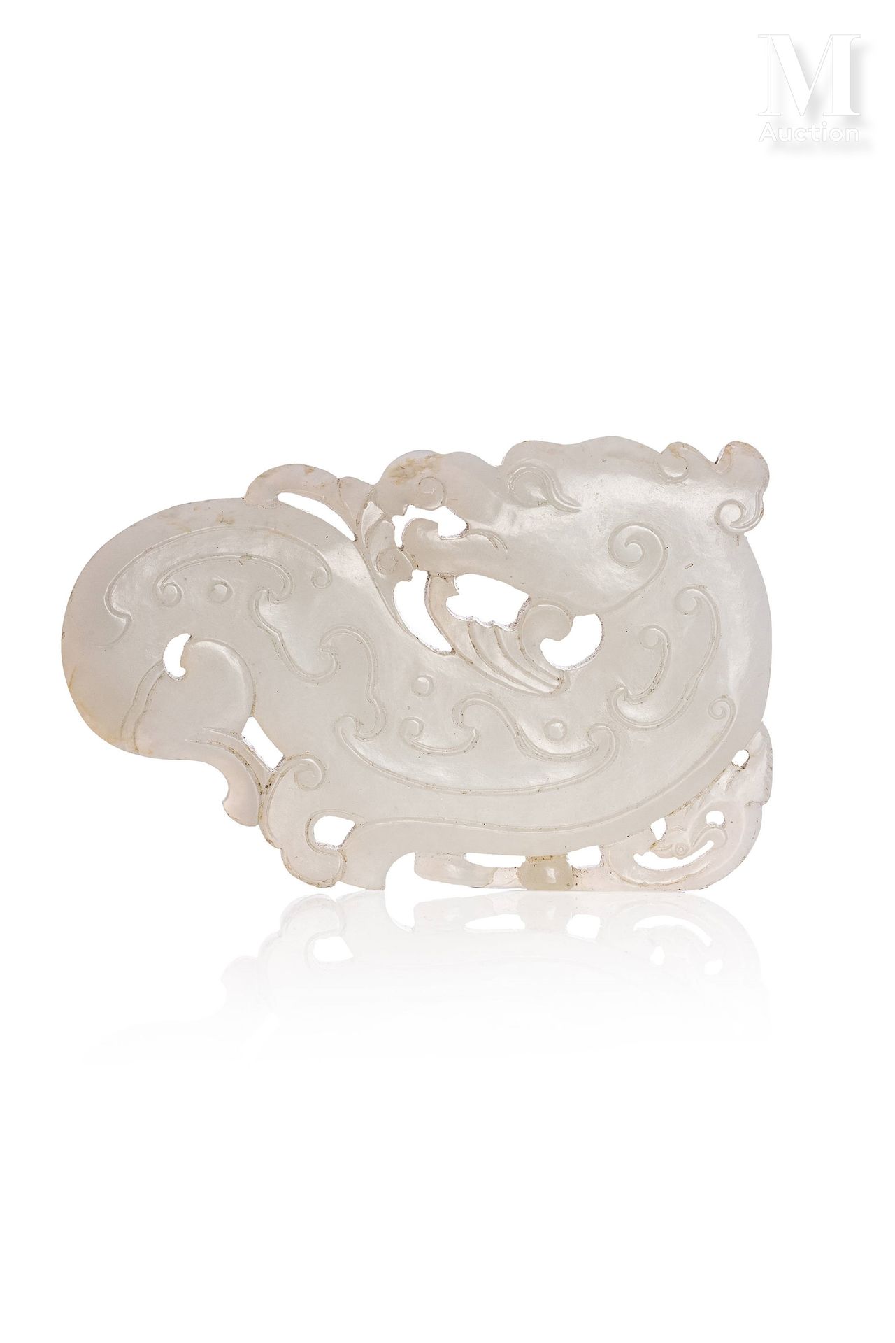 *CHINE, XVIIIe siècle 
Element en jade blanc prenant la forme d'un dragon Kui.

&hellip;