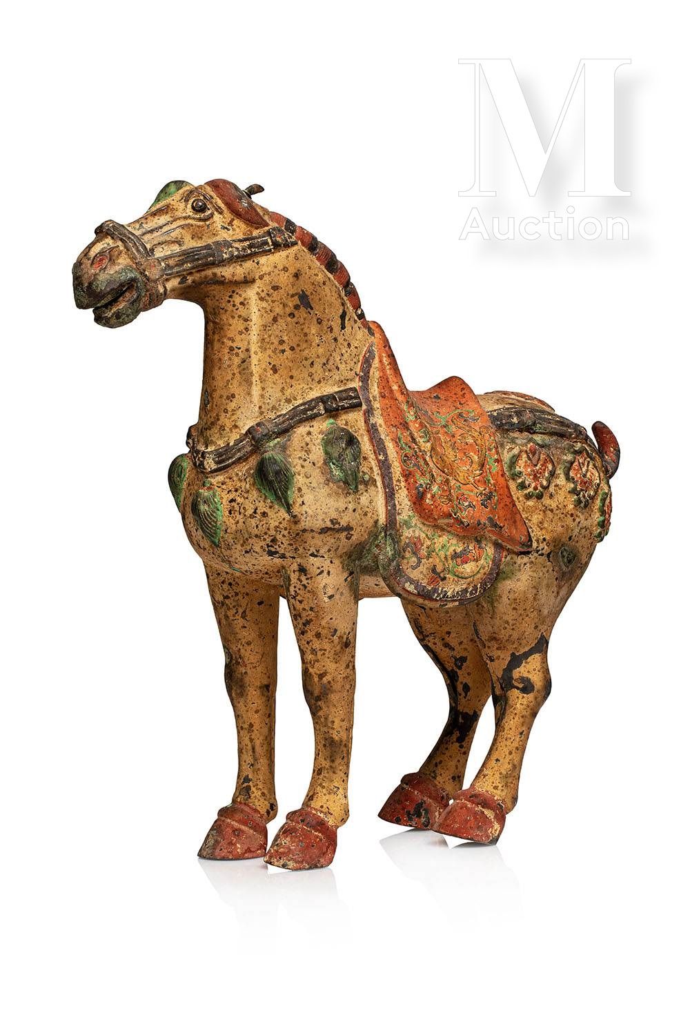 Chine, Epoque Tang 
罕见的多色漆银马雕像 该动物四条腿，优雅地装饰着丰富的马具，包括带有凤凰图案的马鞍，马套，胸甲和带有装饰品的臀部。鬃毛是&hellip;