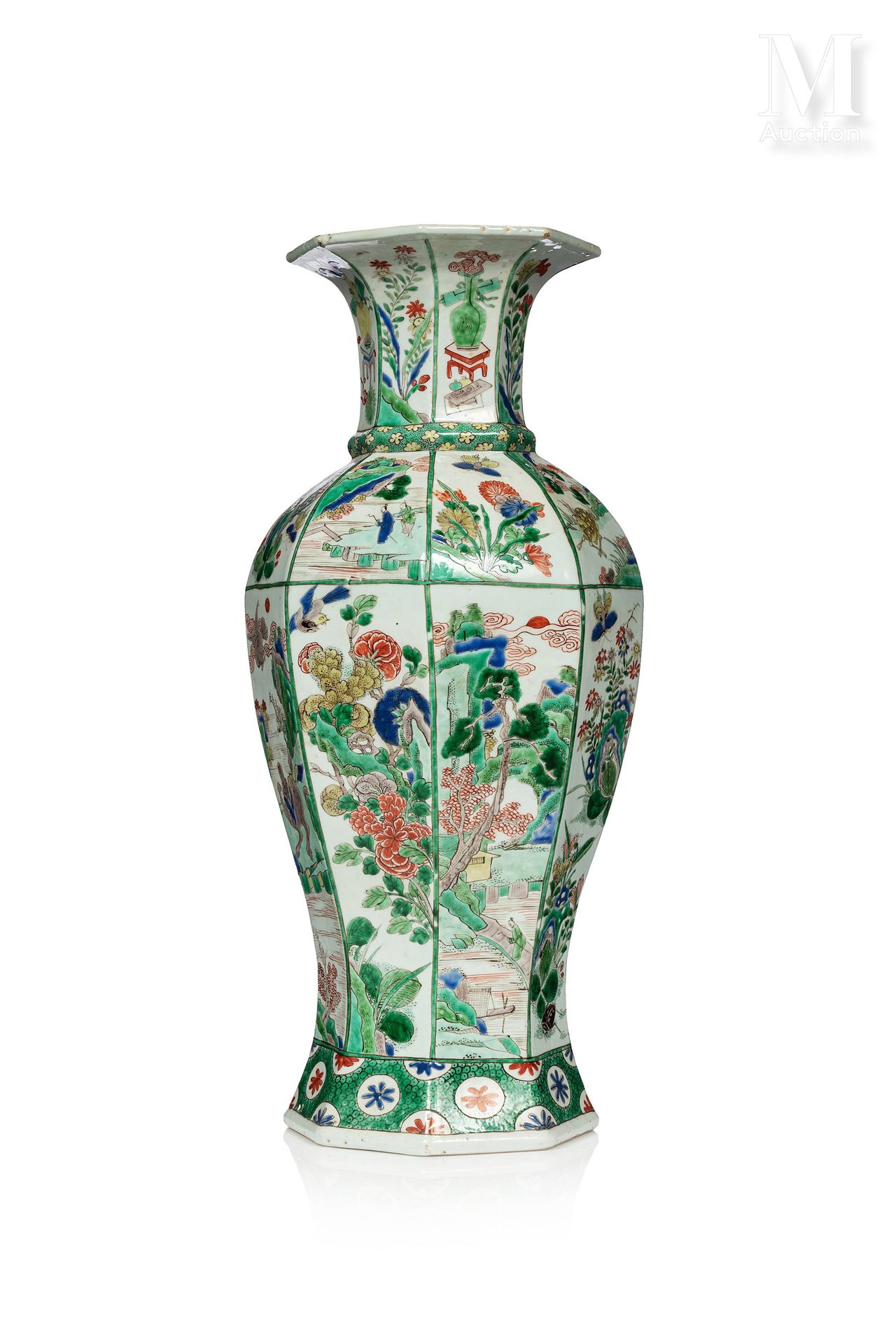 CHINE, XVIIIe SIÈCLE 
Vase en porcelaine de forme octogonale, l'épaule haute et &hellip;