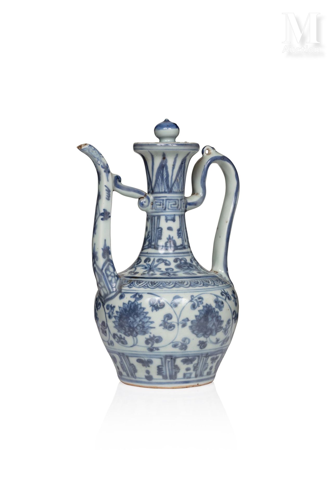 Chine, époque Ming, XVe siècle 
Rare verseuse couverte en porcelaine. Le corps o&hellip;