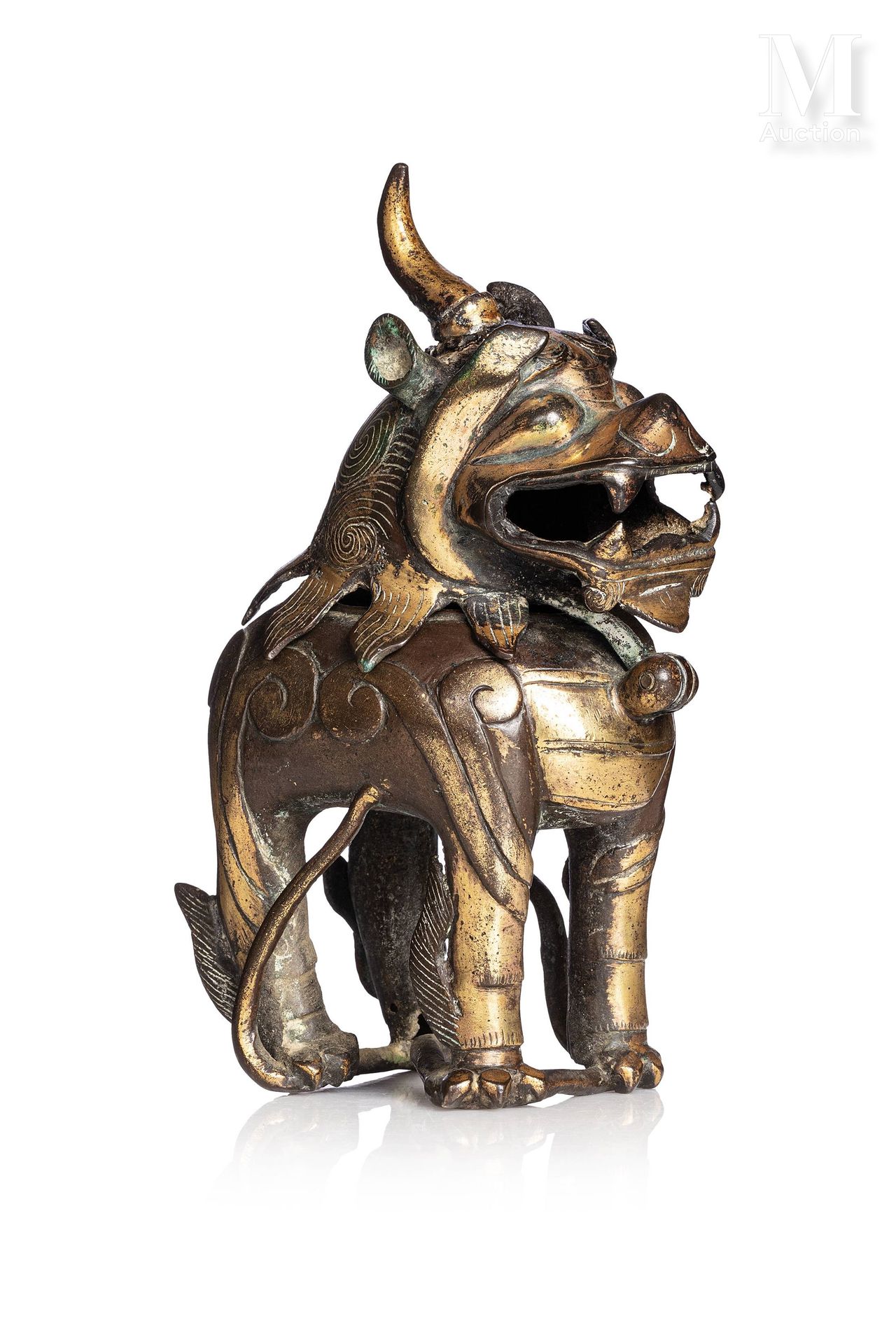 CHINE, XVIIe siècle 
罕见的奇美拉形式的青铜香炉，其活动的头部可滑动以放置香。它在棕色古铜色的背景上有金色的亮点。 









高度&hellip;