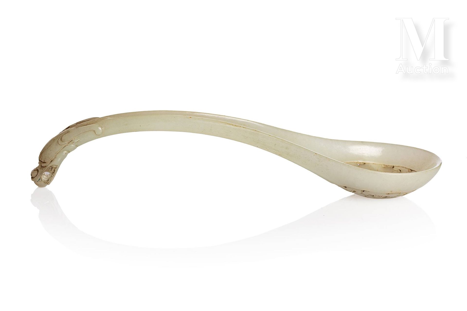 CHINE, marque et époque Jiaqing 
一件罕见的白玉勺，呈优雅的S形，口部优雅地雕刻着镂空的寿字和蝙蝠标志，柄部末端是一个龙头，口中&hellip;