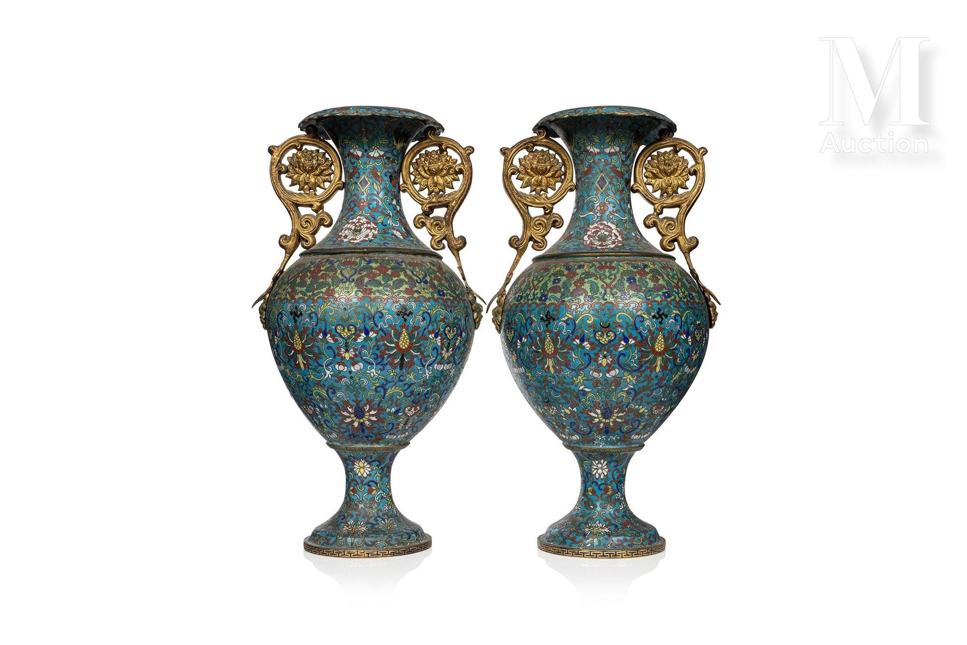 CHINE, XVIIIe SIÈCLE 
一对优雅的鎏金铜和景泰蓝花瓶

喇叭形的脚主持一个弧形的身体，在叶状的颈部上升，最后喇叭形翻起，整体以蓝底多色珐琅的&hellip;