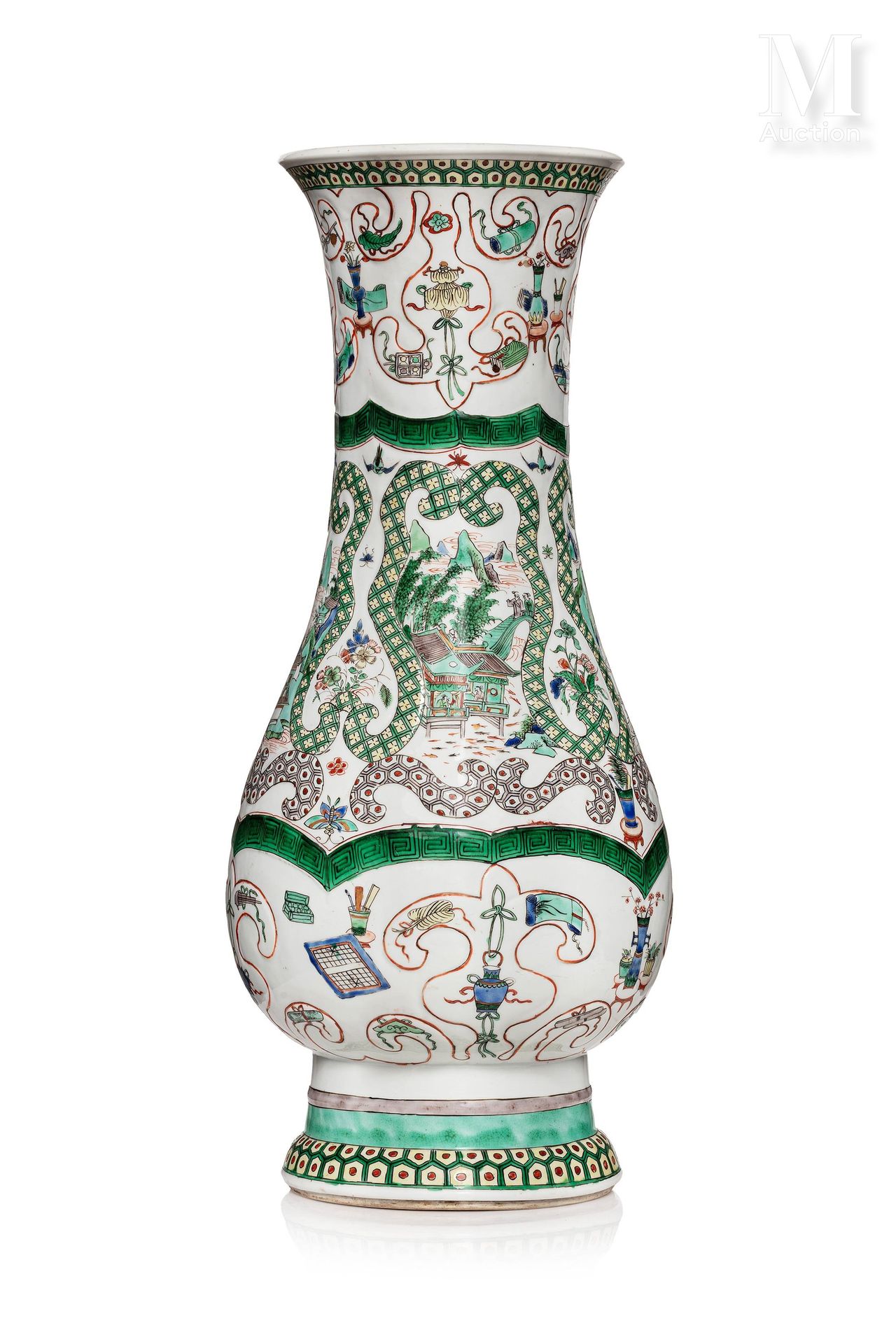 CHINE, Epoque Kangxi, XVIIIe 
瓷质阳台花瓶，喇叭形底和颈部，装饰有多叶储备的动画风景，由带有格子图案的丝带分隔。底部装饰有家具物件&hellip;