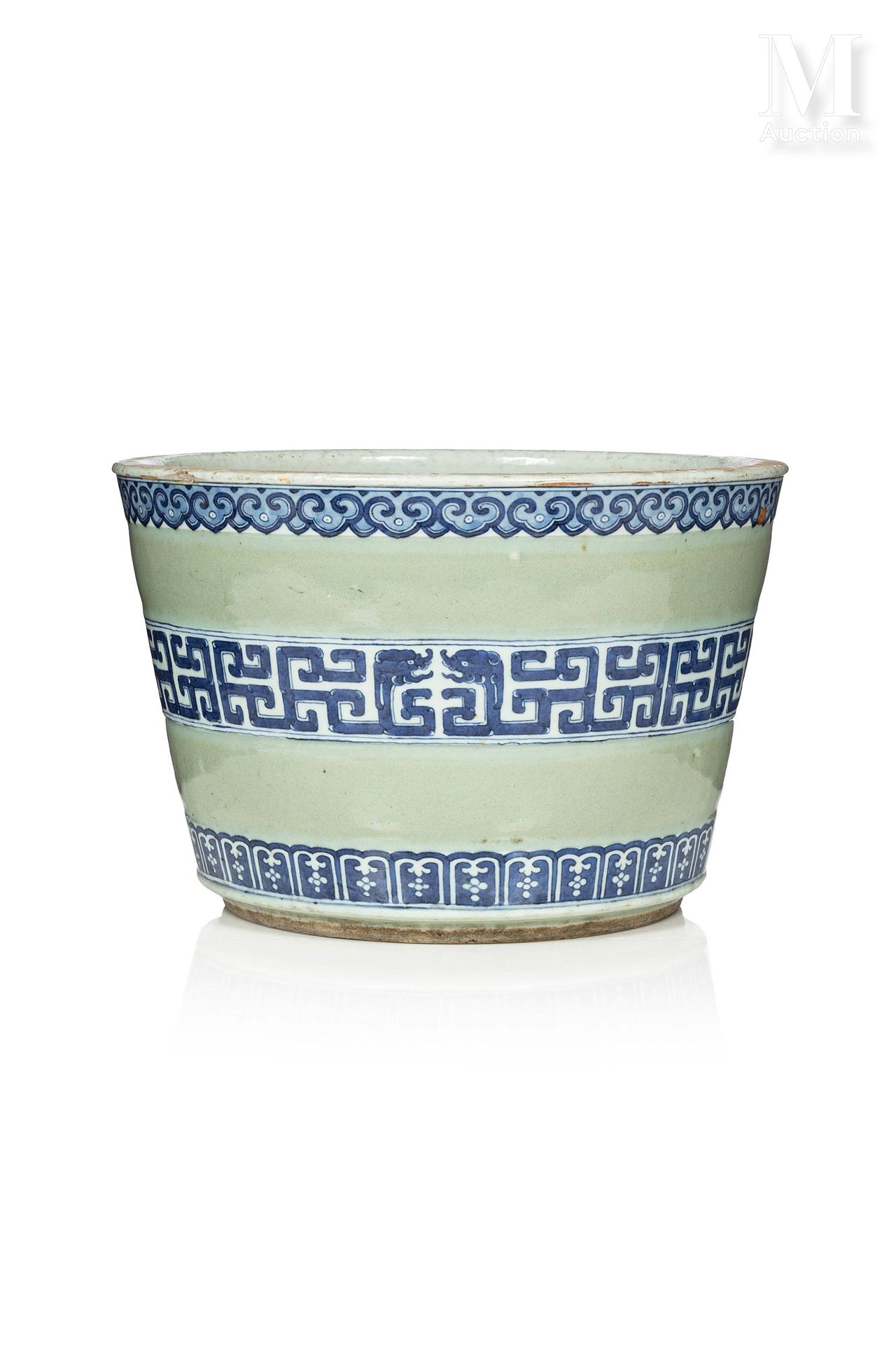CHINE, XVIIIe SIÈCLE 
Cache pot en porcelaine à décor peint en bleu et blanc de &hellip;