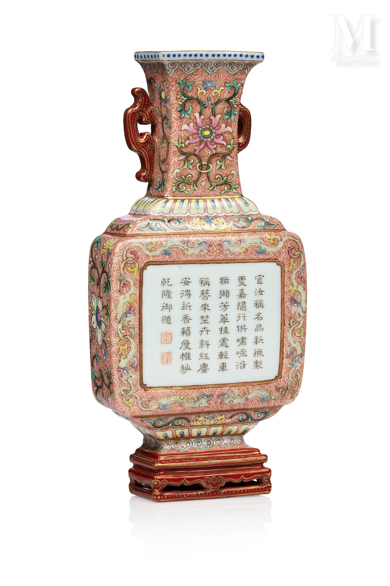 CHINE, ÉPOQUE QIANLONG, XVIIIe siècle 
Vase mural en porcelaine polychrome à sec&hellip;