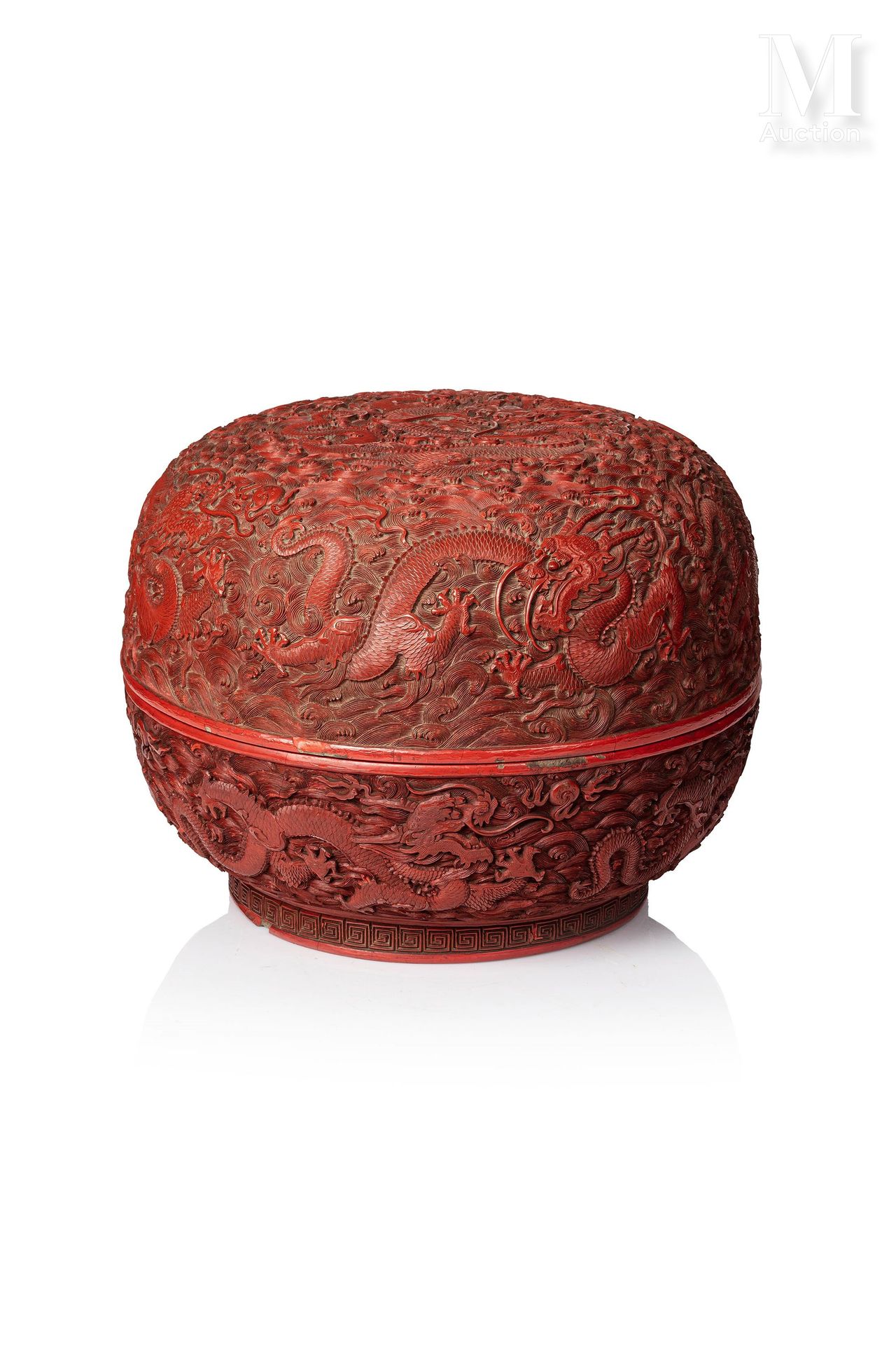CHINE, XVIIIe SIÈCLE 
Importante boite en laque cinabre sculptée de forme circul&hellip;