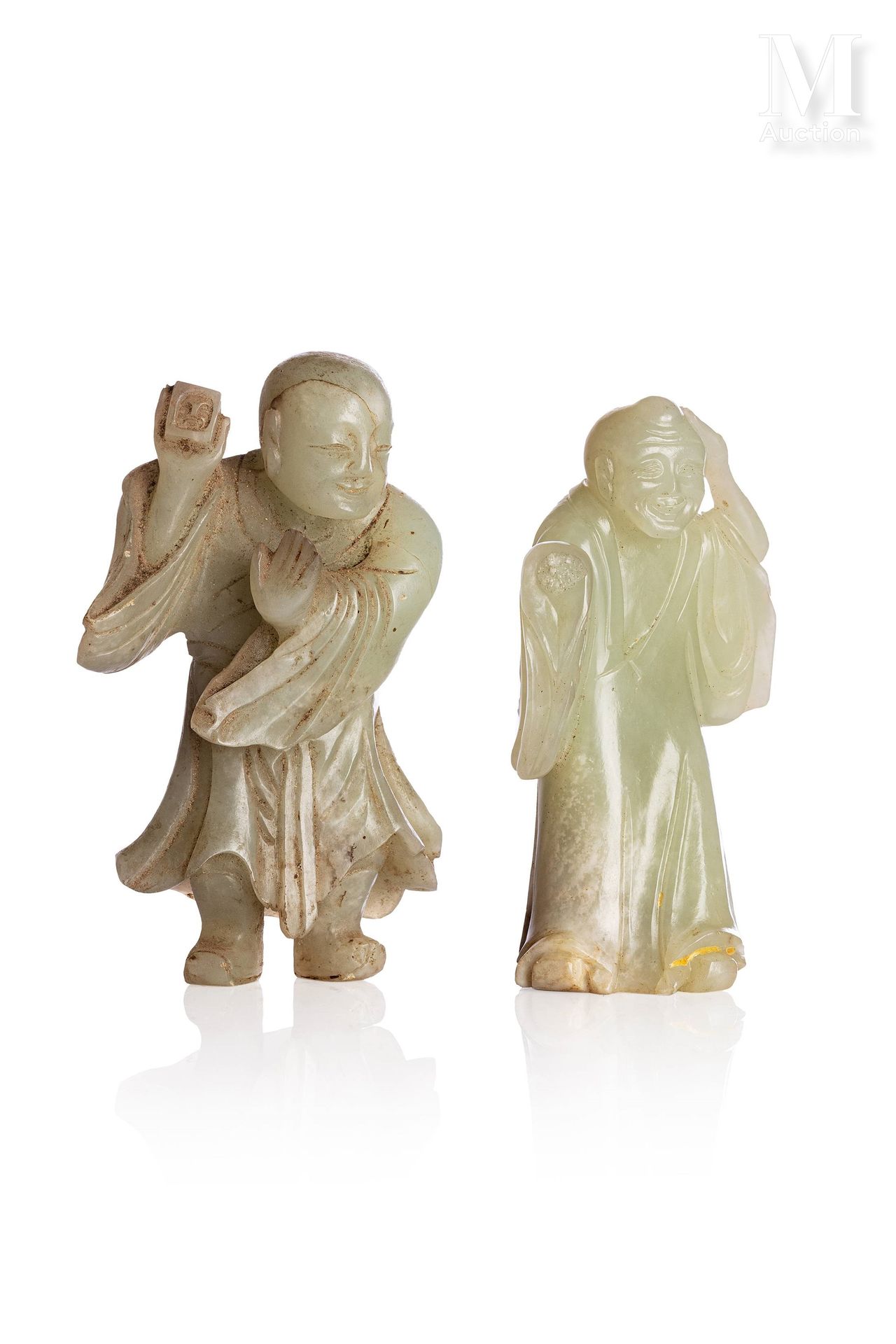 CHINE, XVIIIe SIÈCLE 
两件青花瓷玉石雕像，造型为两个人物。









高度：9和9.5厘米









其中一个人物的手臂不&hellip;