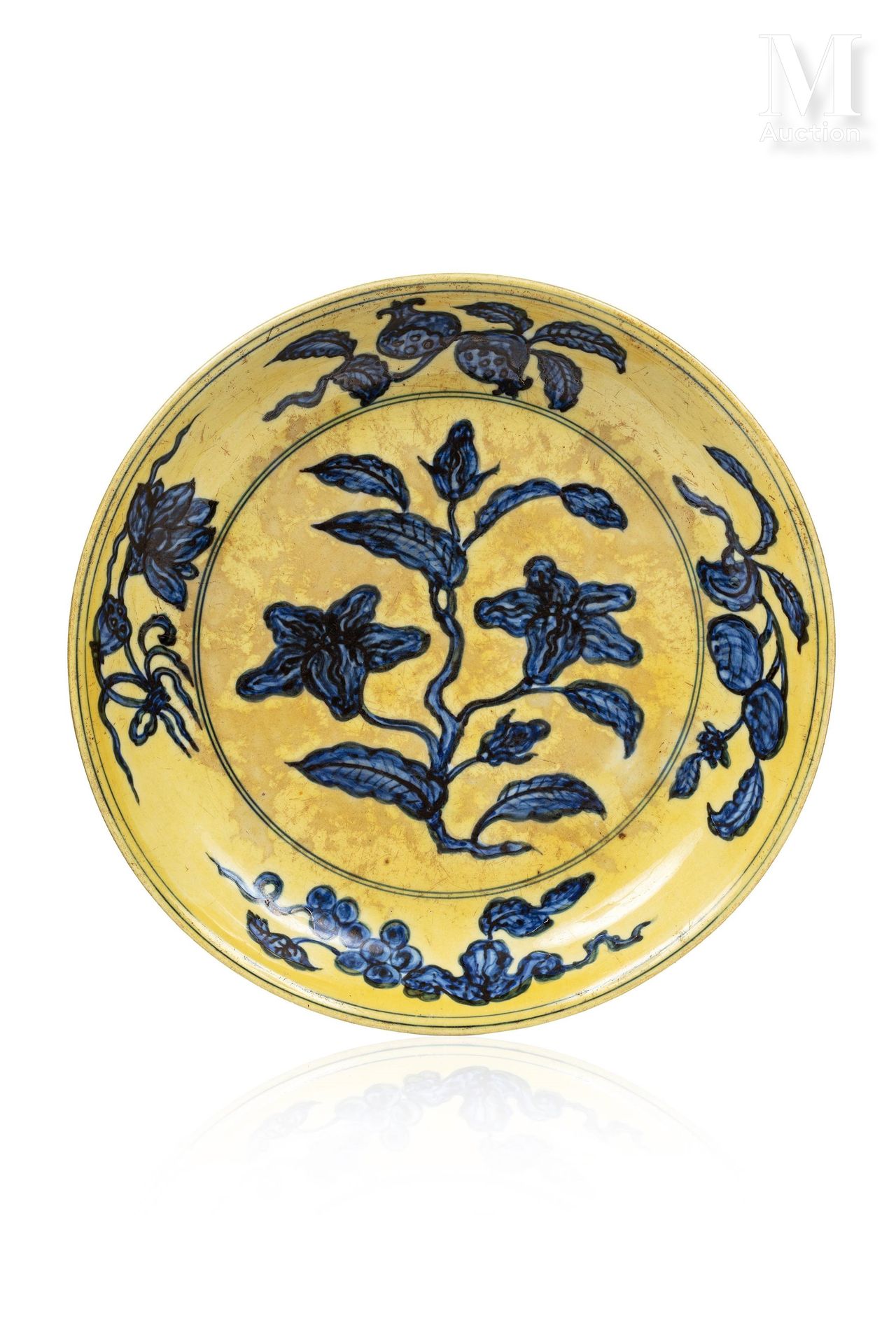 CHINE, marque et époque Jiajing 
栀子花的盘子

这个盘子有圆形的边和略微外翻的唇，在单色的黄色背景上用钴蓝色的釉下彩进行装饰。&hellip;
