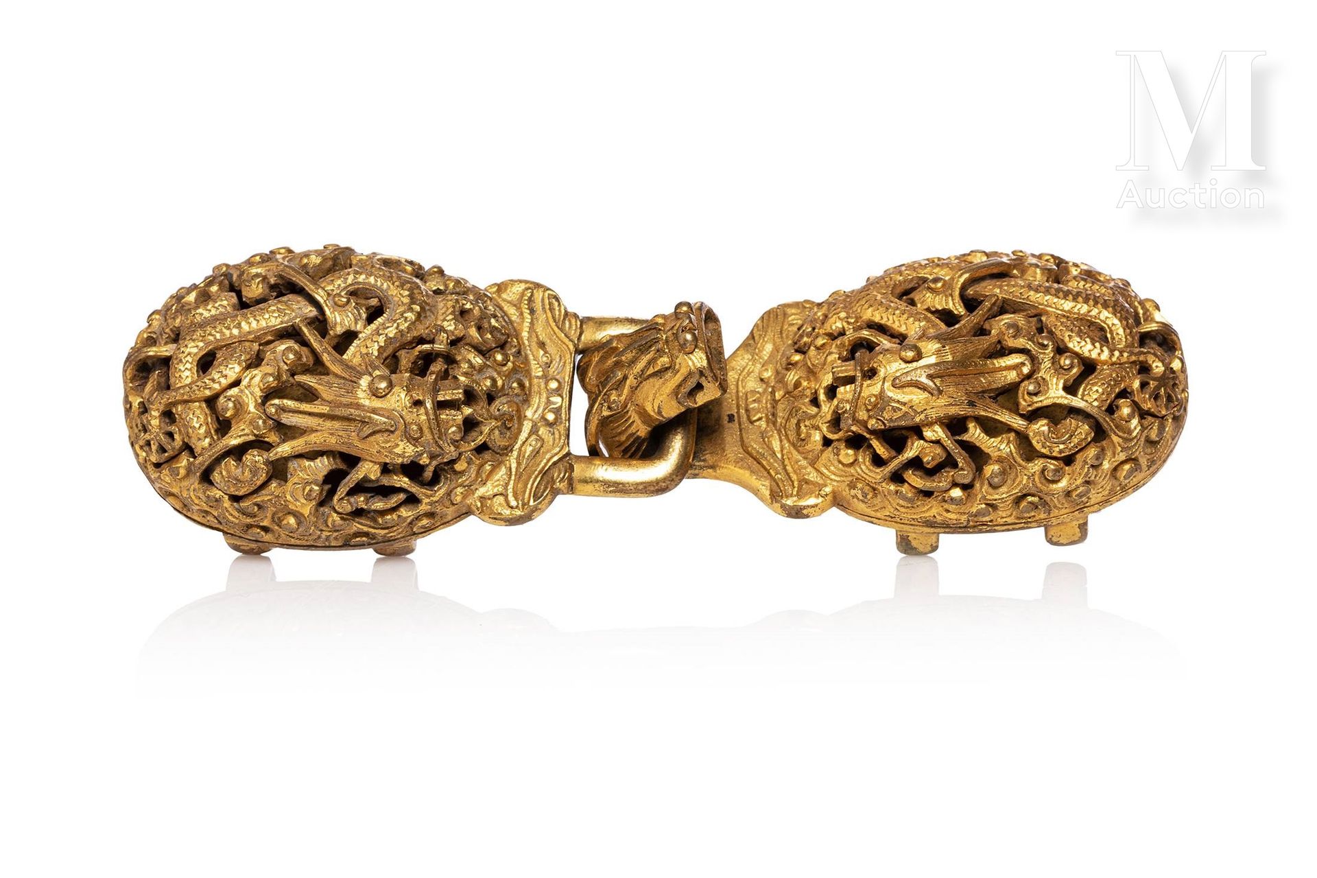 CHINE, XIXe siècle 
Boucle de ceinture en bronze doré à motif réticulé de dragon&hellip;