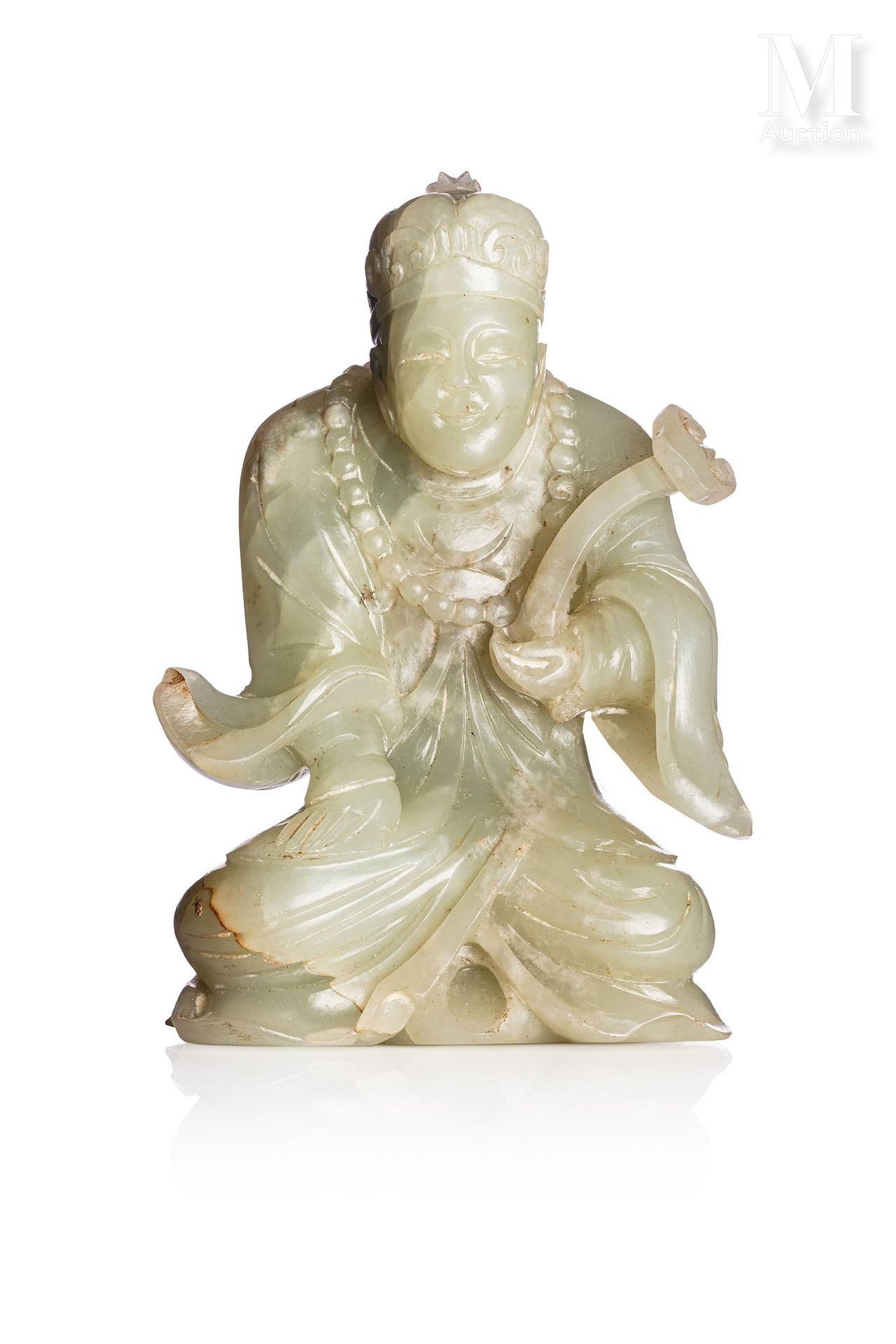 CHINE, XVIIIe SIÈCLE 
青花瓷玉石雕像，描绘了一个坐着的罗汉，左手拿着如意宝杖。他穿着长长的外衣，戴着珍珠项链和帽子。 









&hellip;