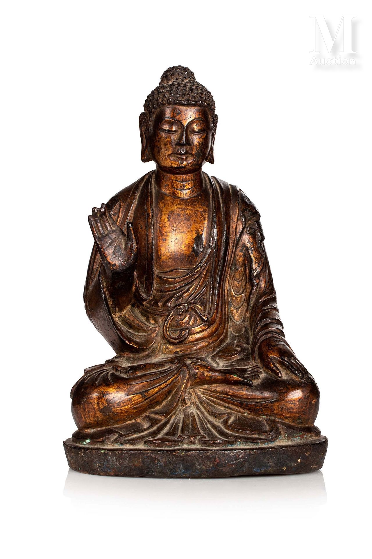 Chine, dynastie Tang 
镀金铜像，表现佛陀在禅定中坐着，右手持abhaya mudra，左手放在左膝上。一件带有精致褶皱的长袍被系在躯干上的&hellip;