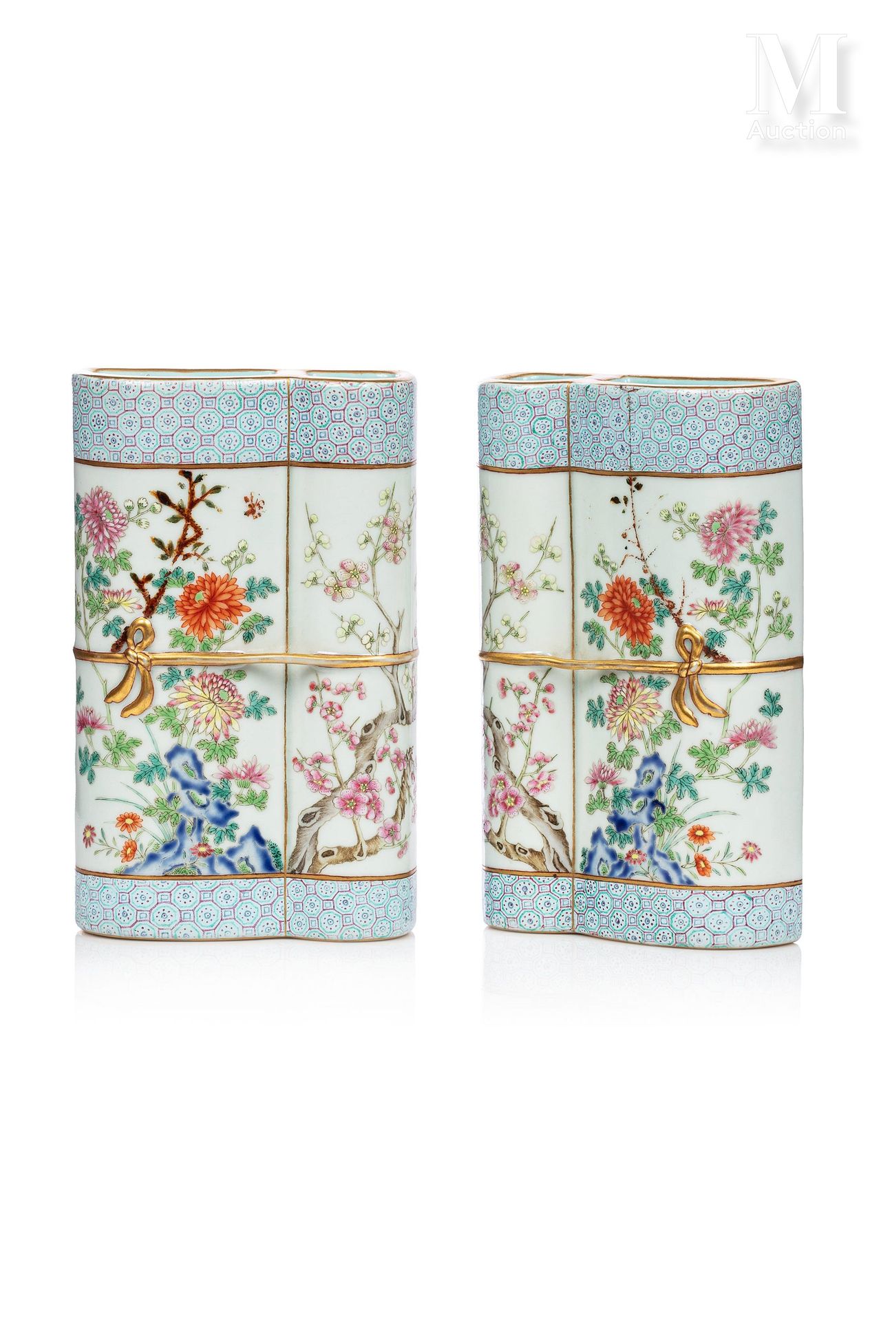 CHINE, XVIIIe SIÈCLE 
一对重要的卷轴形式的壁挂瓷瓶，每个都系着一条金色的丝带，并在前面部分打了一个优雅的结，它们呈现出粉红色家族的季节性花&hellip;