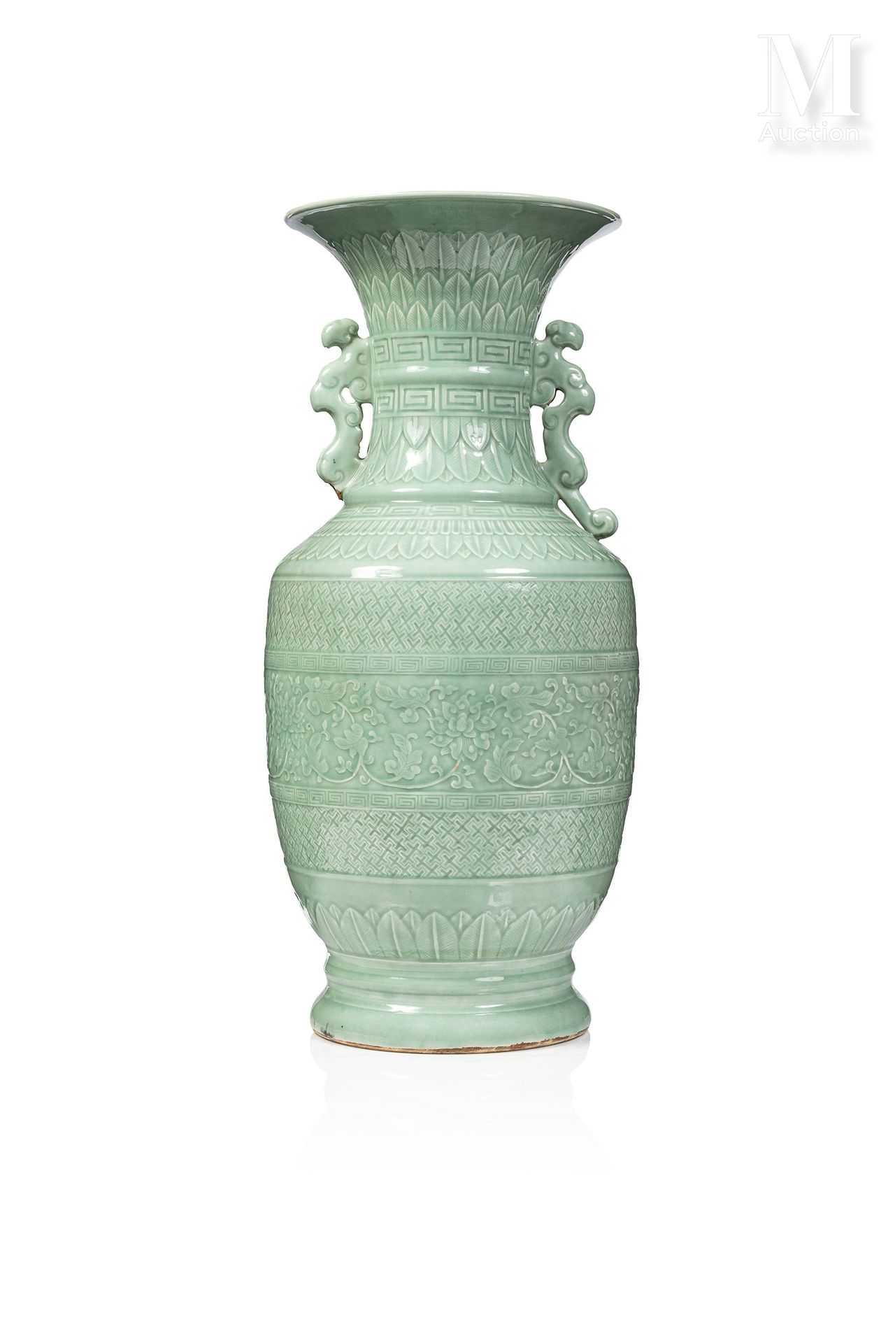 *CHINE, Epoque Qianlong 
Important vase en porcelaine céladon. Le décor en léger&hellip;