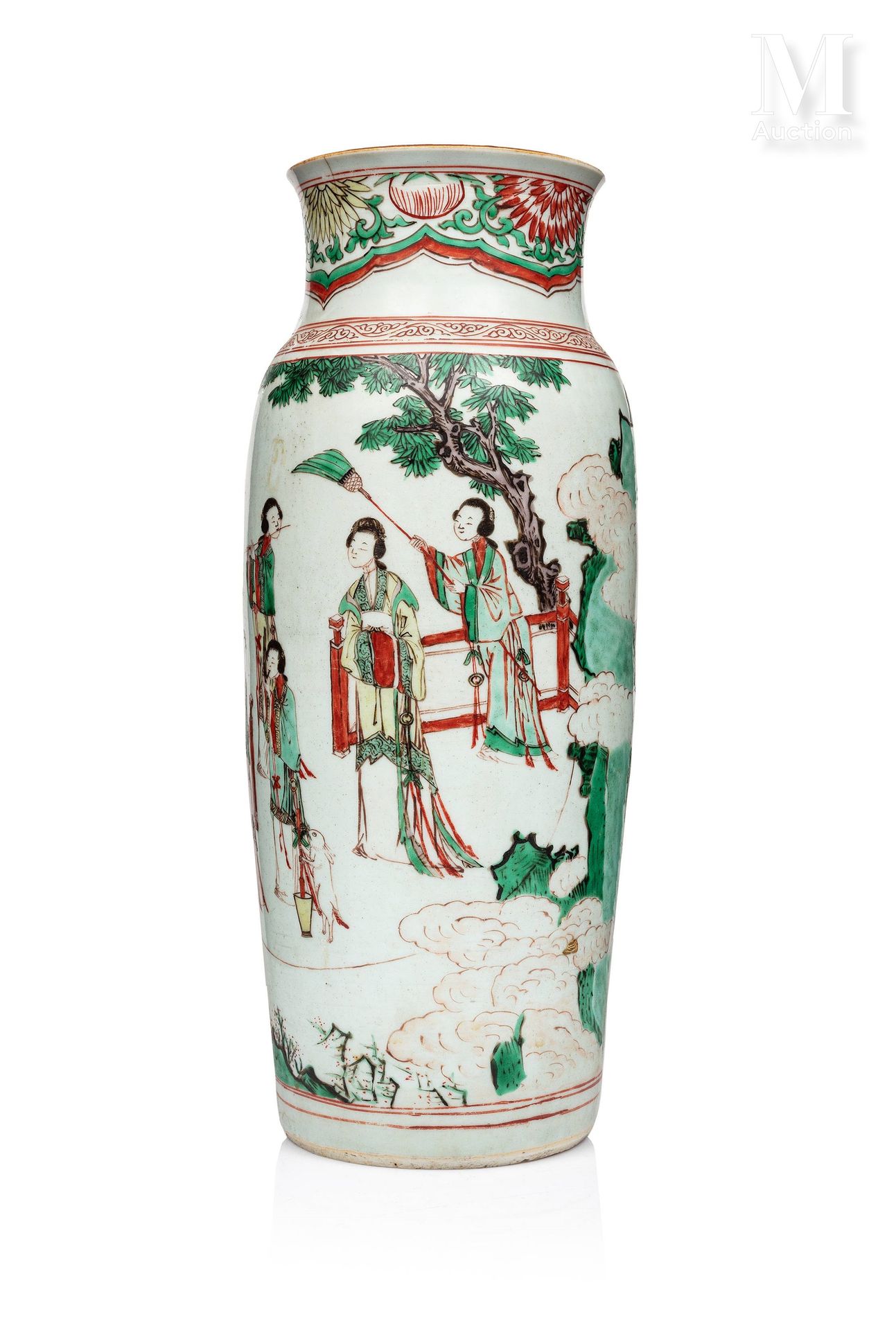 CHINE, Dynastie Ming 
短颈卷轴形瓷瓶，白地吴彩装饰，可能描绘了西王母在她的随从和两位神仙的陪同下，在云雾缭绕的山间。未上釉的底座。



&hellip;