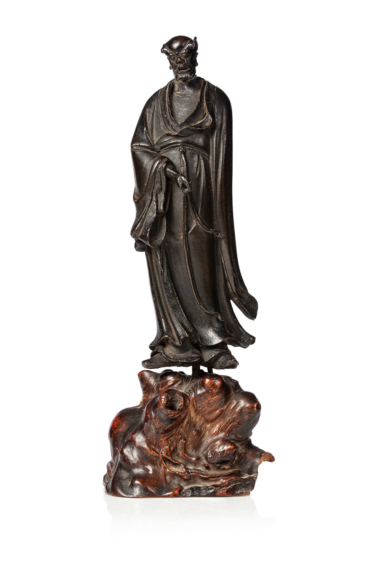 CHINE, XVIIe siècle 
Statue en bronze Représentant un démon vêtu d'une longue ca&hellip;