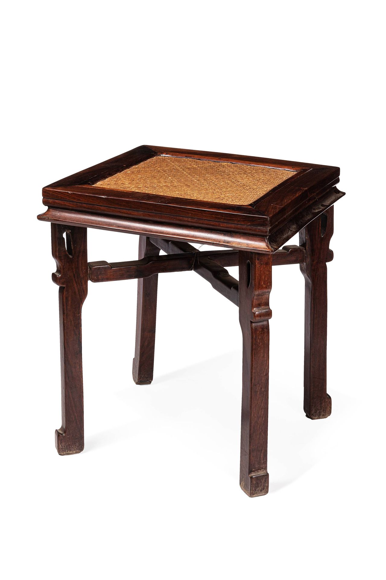 CHINE, vers 1900 
雕花木凳 方形截面，栏杆腿和编织座椅，木头含有节和颜色的阴影，使其与黄花梨同化。









高度：48厘米




&hellip;