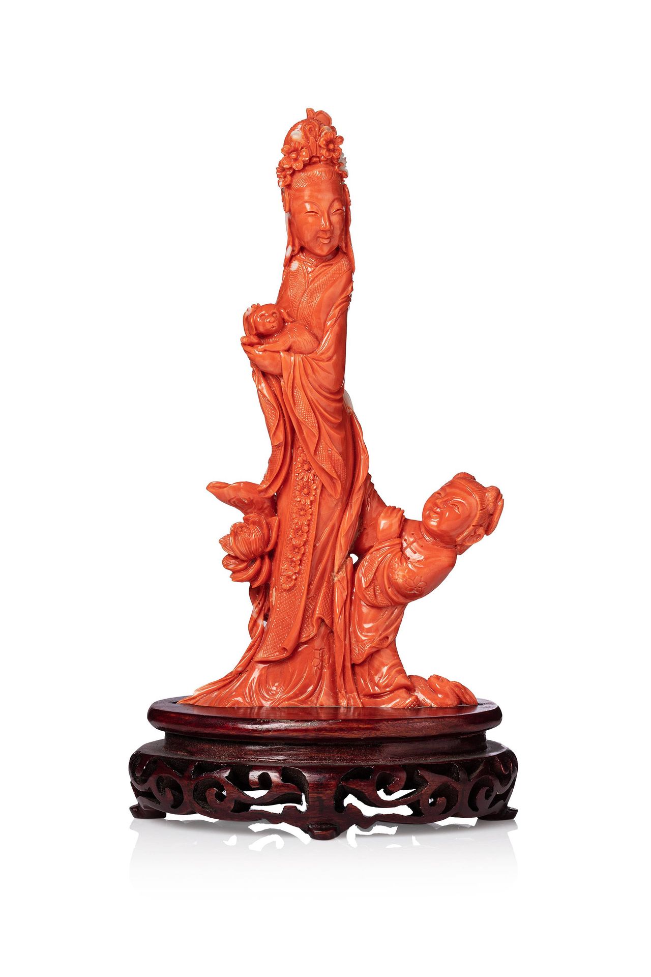 CHINE, XXe siècle 
Branche de corail* orange sculptée prenant la forme d'une élé&hellip;