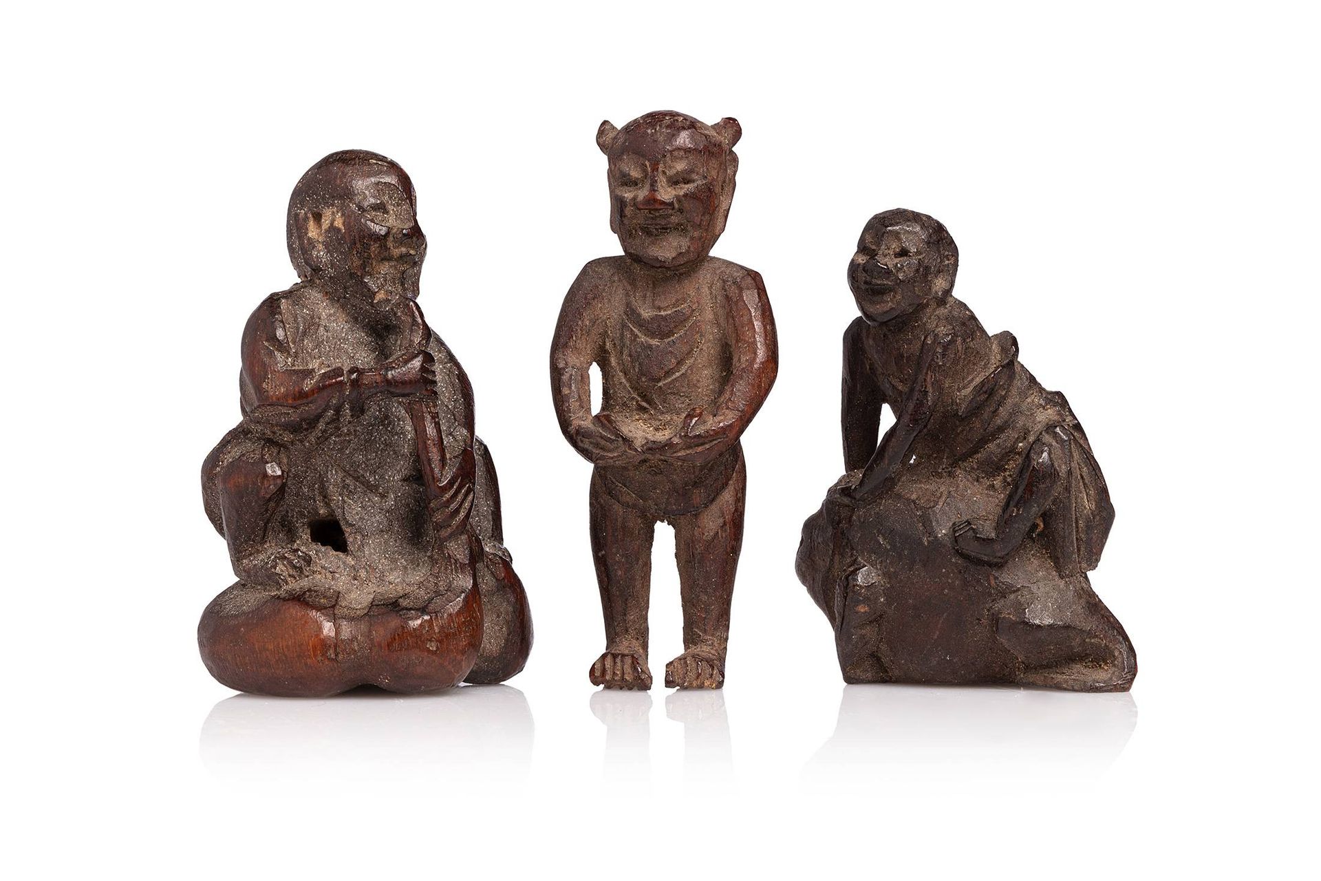 CHINE, XIXe siècle 
Ensemble de trois sujets en bambou

Hauteur : 4,2 et 5 cm


&hellip;