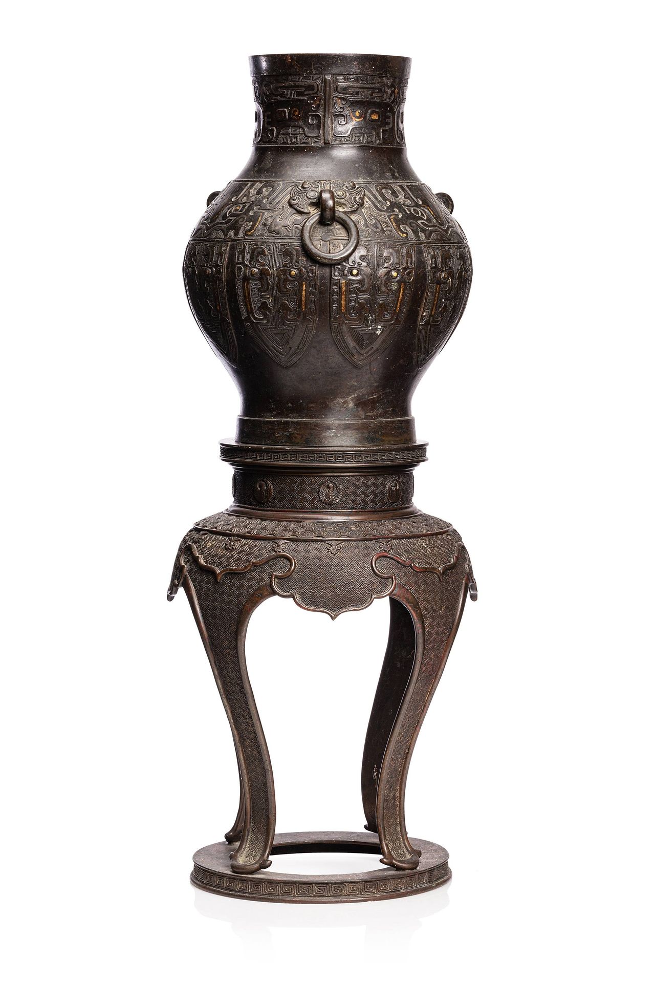 CHINE, XVIIe siècle 
Un vaso arcaico in bronzo con una patina marrone, decorato &hellip;