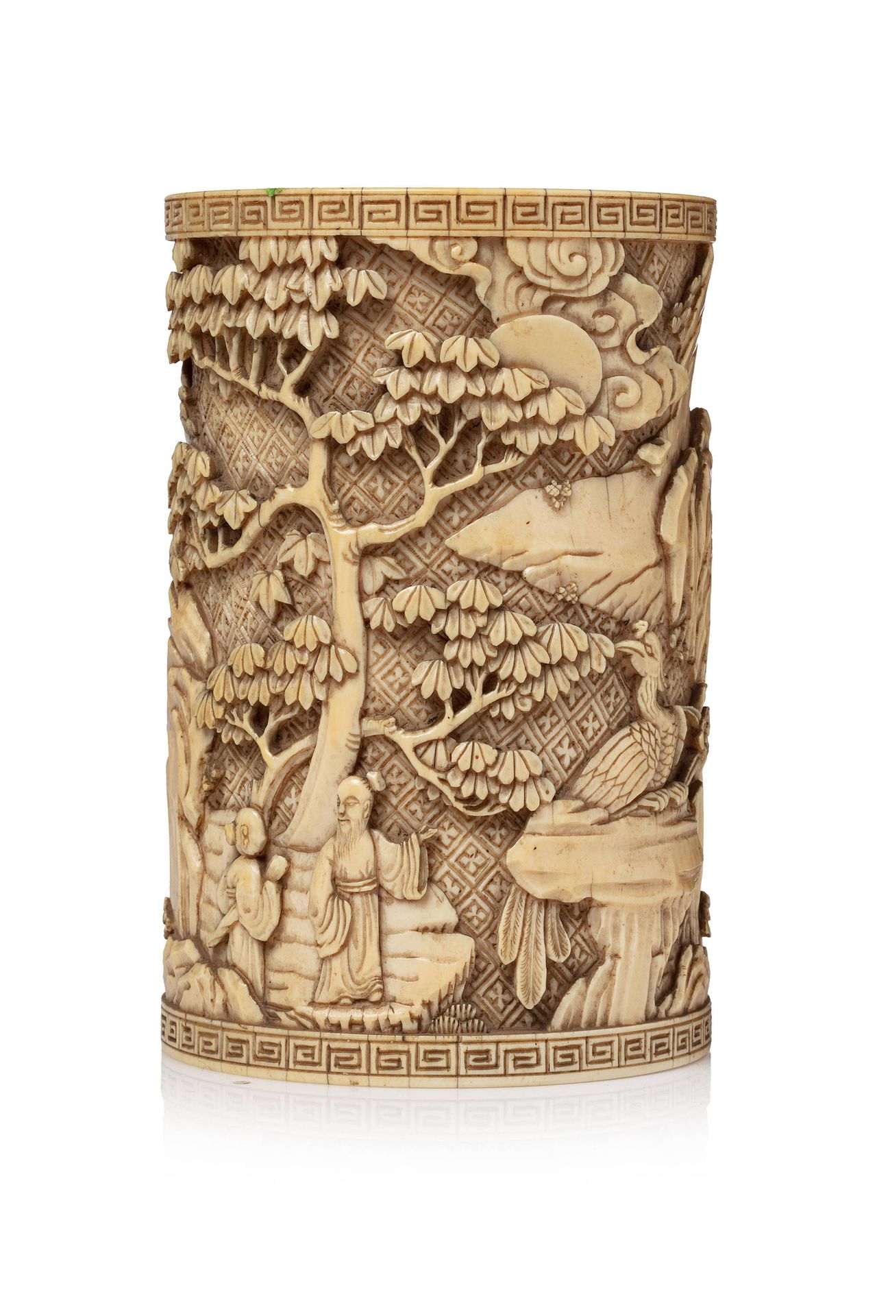 CHINE, XVIIIe SIÈCLE 
Pot à pinceaux en ivoire* sculpté à décor de personnages d&hellip;