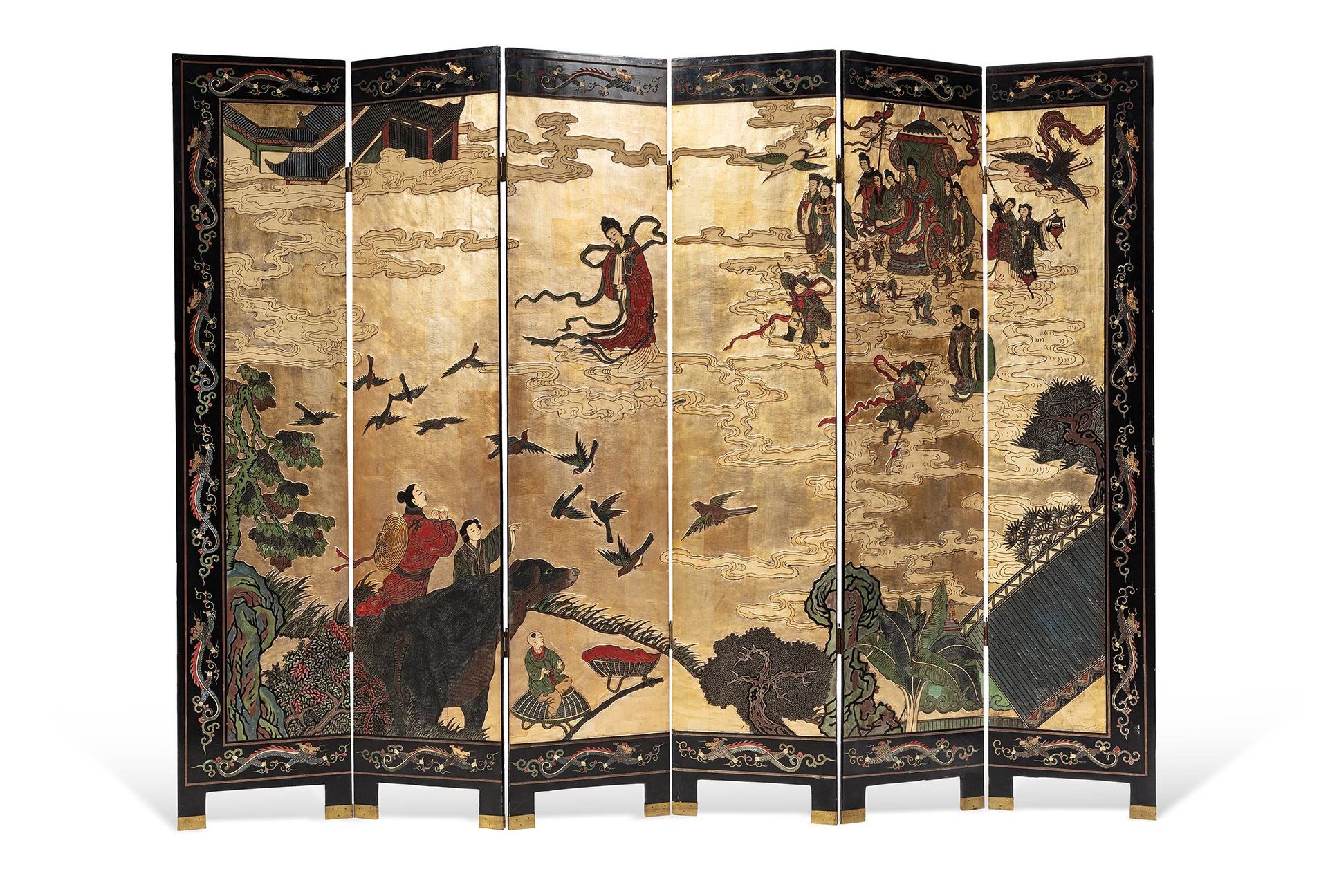 CHINE, XXe siècle 
六叶雕花科罗曼德漆器屏风

饰有云中仙人，周围是风格化的龙形门楣