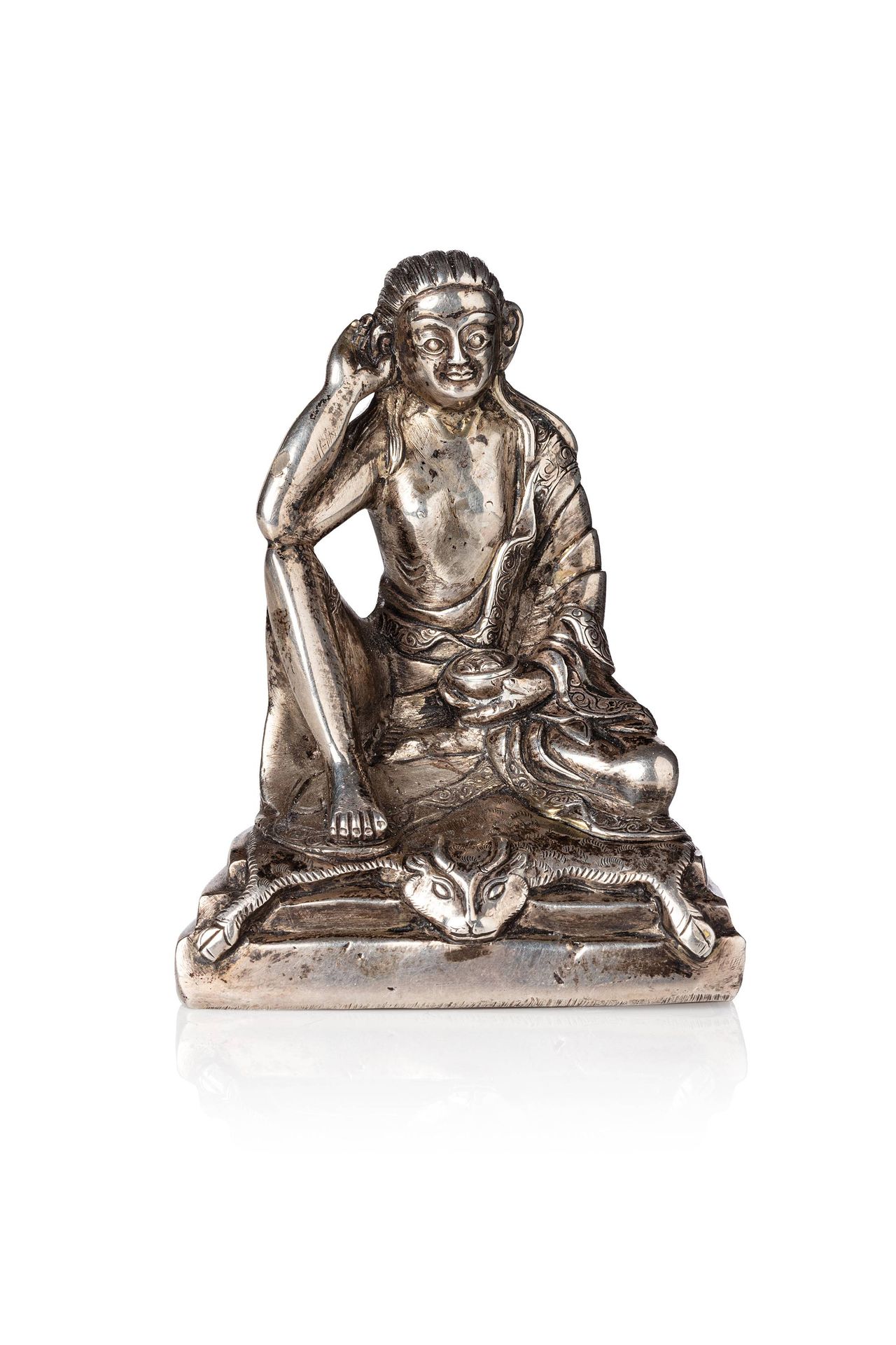 CHINE, vers 1900 
Statuette en bronze argenté figurant Milérepa assis sur une pe&hellip;