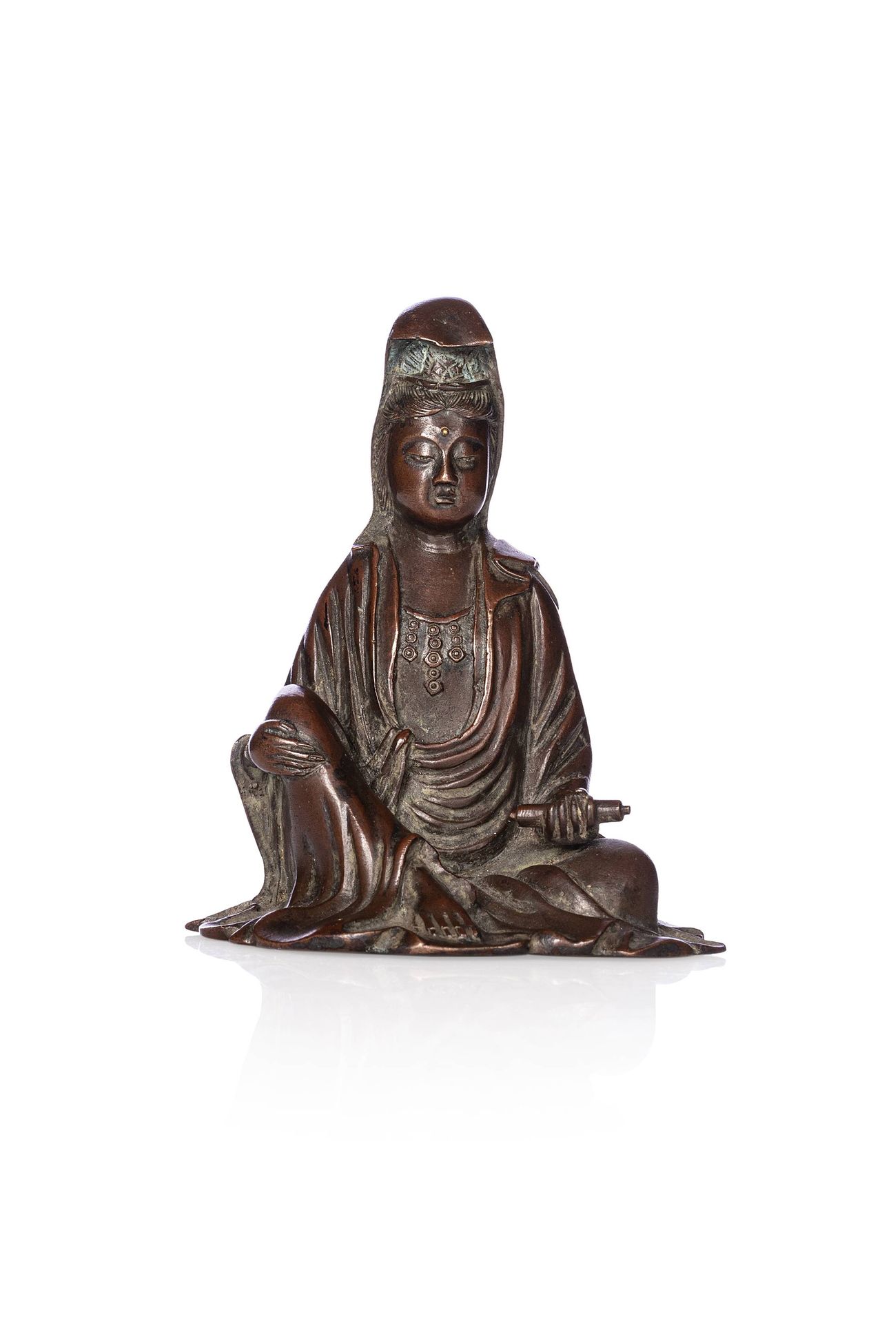 CHINE, XIXe siècle 
Statuette de Guanyin en bronze représentée assise en rajalil&hellip;