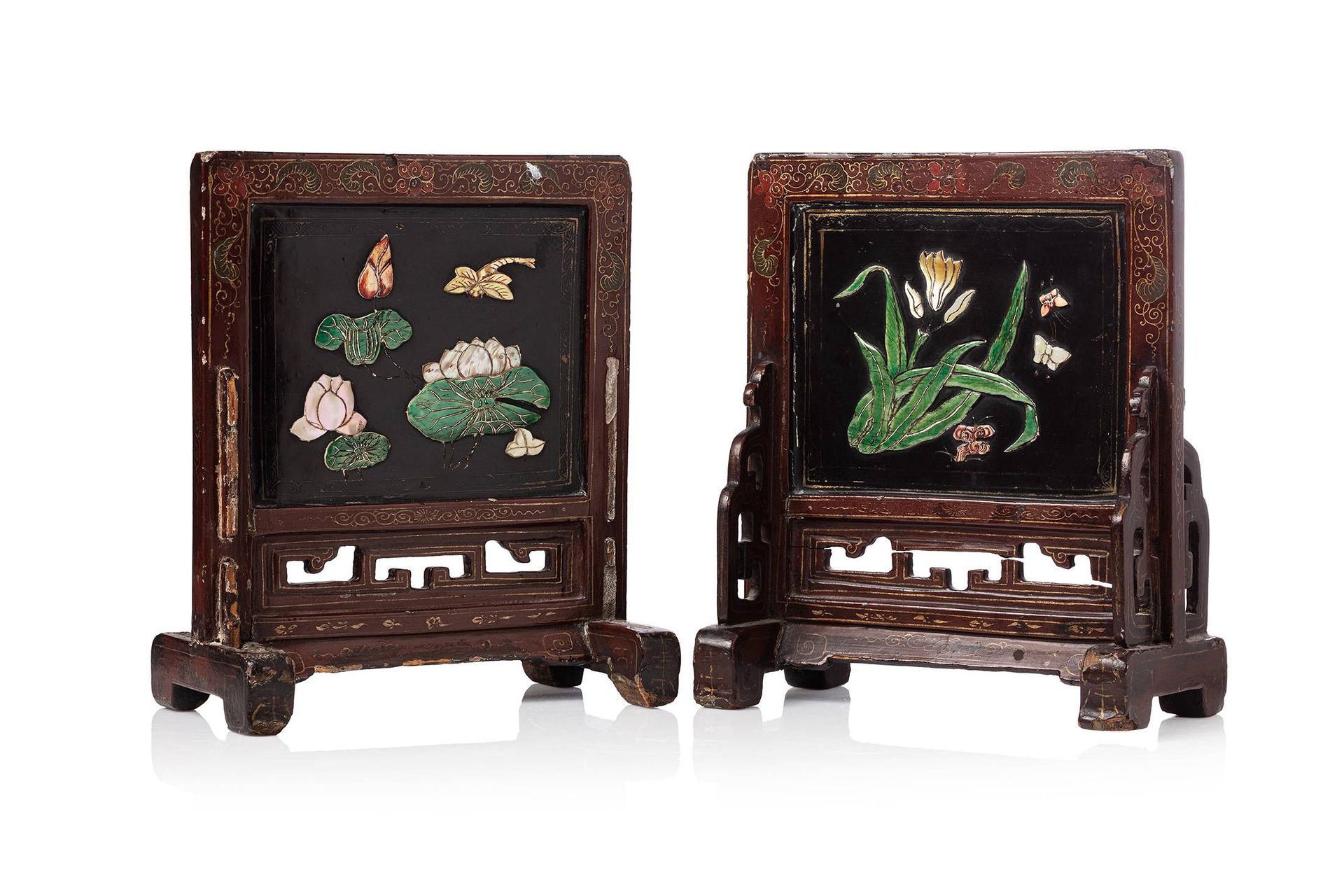 CHINE, XIXe siècle 
Paire d'écrans en bois laqué à décor en incrustations de pie&hellip;
