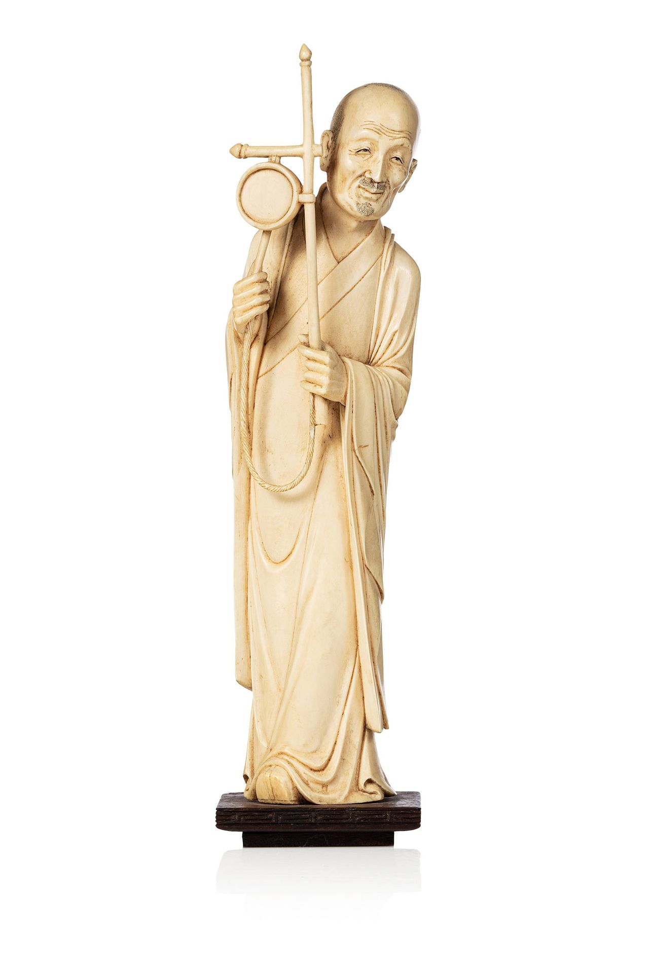 CHINE, XIXe siècle 
Statuette en ivoire* prenant la forme d'un Arhat tenant un g&hellip;