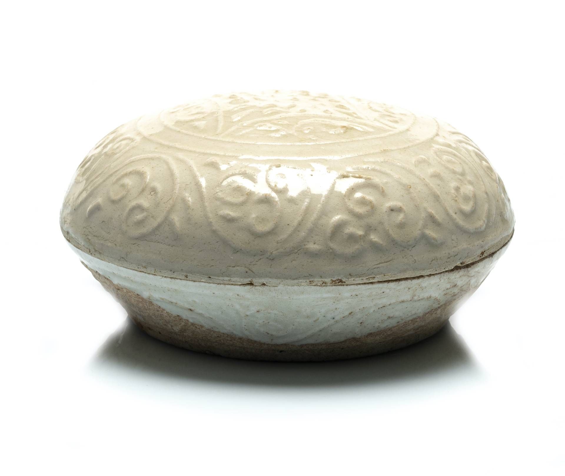 CHINE, XIIe siècle 
Boite en porcelaine Qingbai A décor de rinceaux en léger rel&hellip;