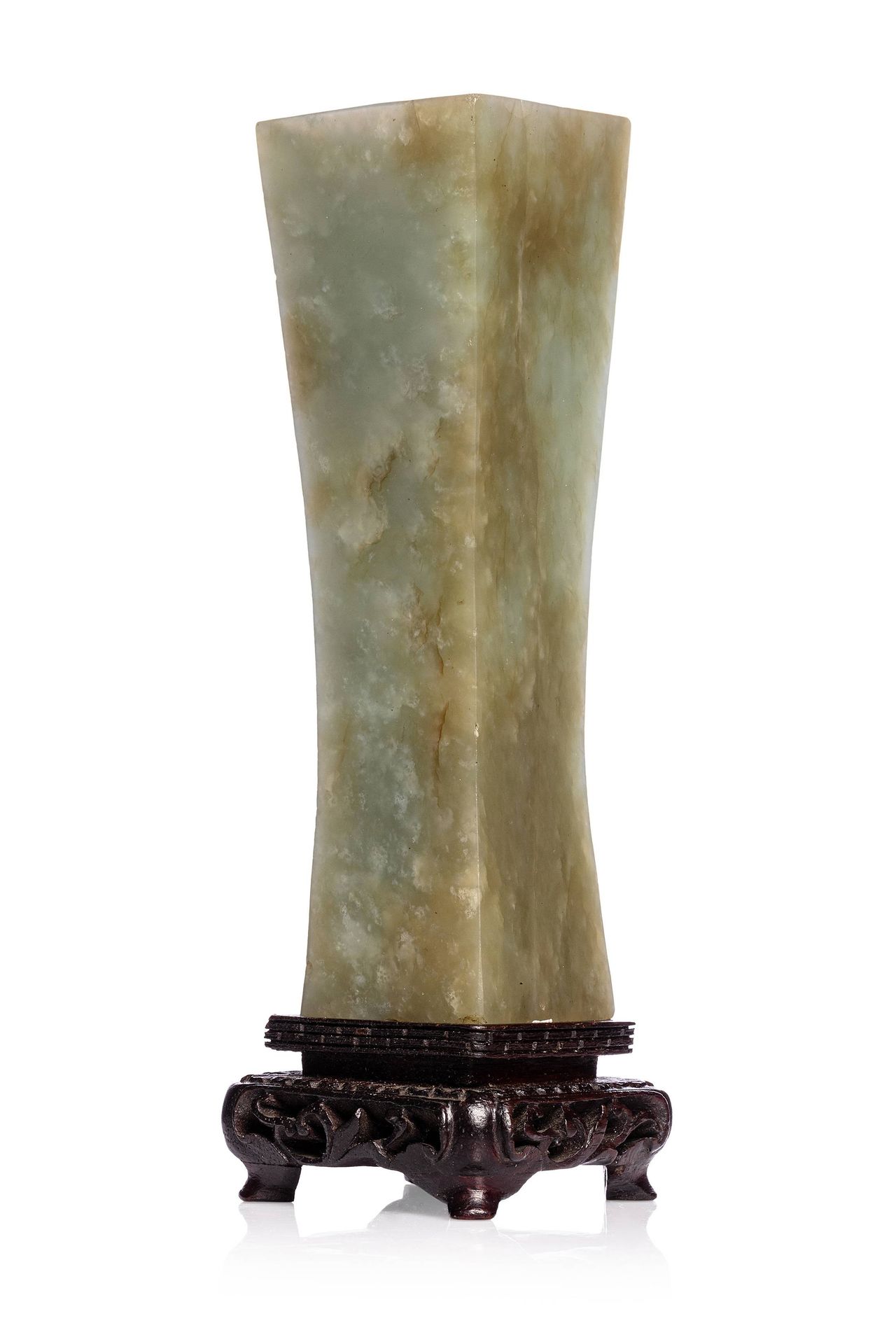 CHINE, XIXe siècle 
Vase miniature en jade céladon A section carrée. La pierre à&hellip;