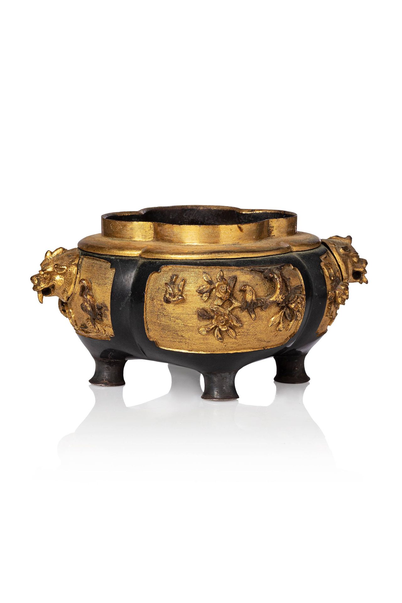 CHINE, XVIIe siècle 
Petit brûle-parfum en bronze laqué noir et partiellement do&hellip;