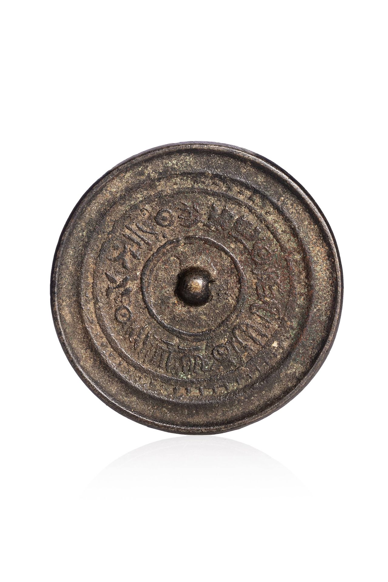CHINE, période archaïque 
Petit miroir circulaire en bronze à décor de caractère&hellip;