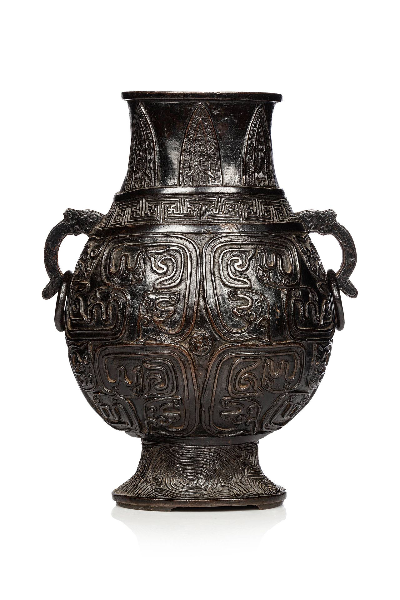 *CHINE, Époque Ming 
古代风格的青铜花瓶，Hu 

器身饰有龙纹，颈部两侧有龙形把手，内有活动环，并饰有棕榈花纹，以希腊文楣为界。 



&hellip;