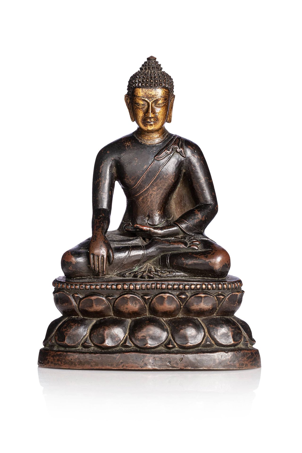 CHINE, XVIIIe SIÈCLE 
Bouddha en bronze représenté assis sur un socle orné de pé&hellip;